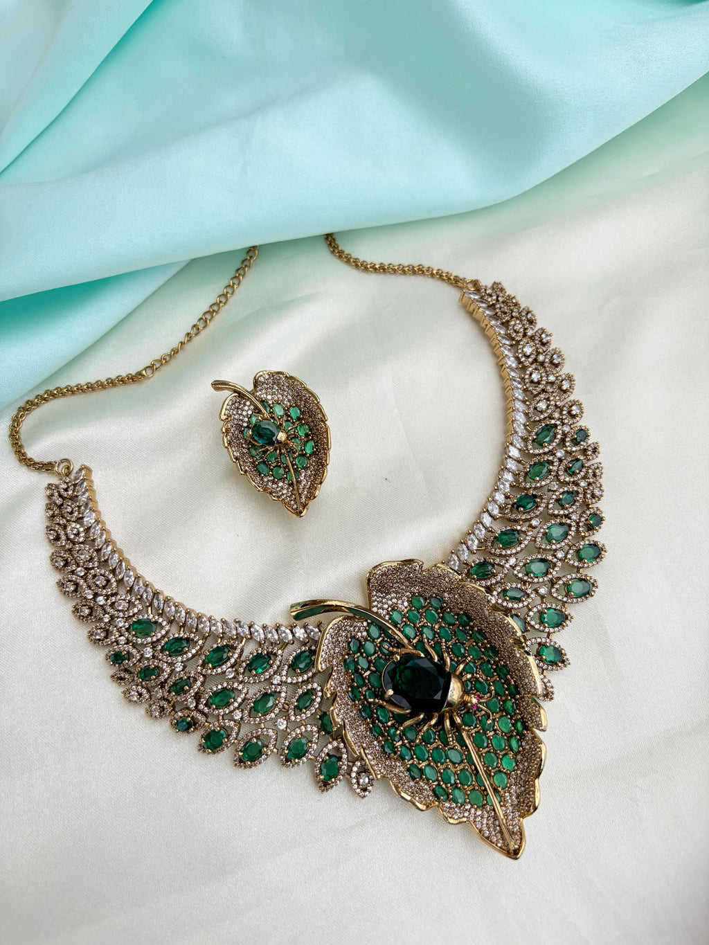 Antique-finish Spider-wing neckset with green crystals Ns966