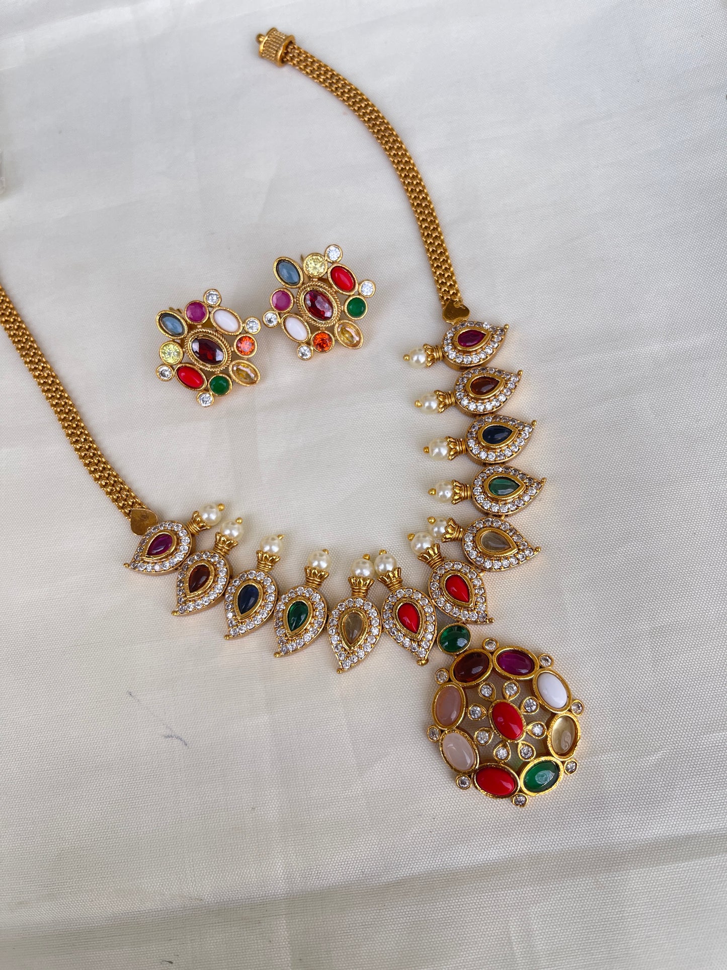 Navarathan neckset with studs