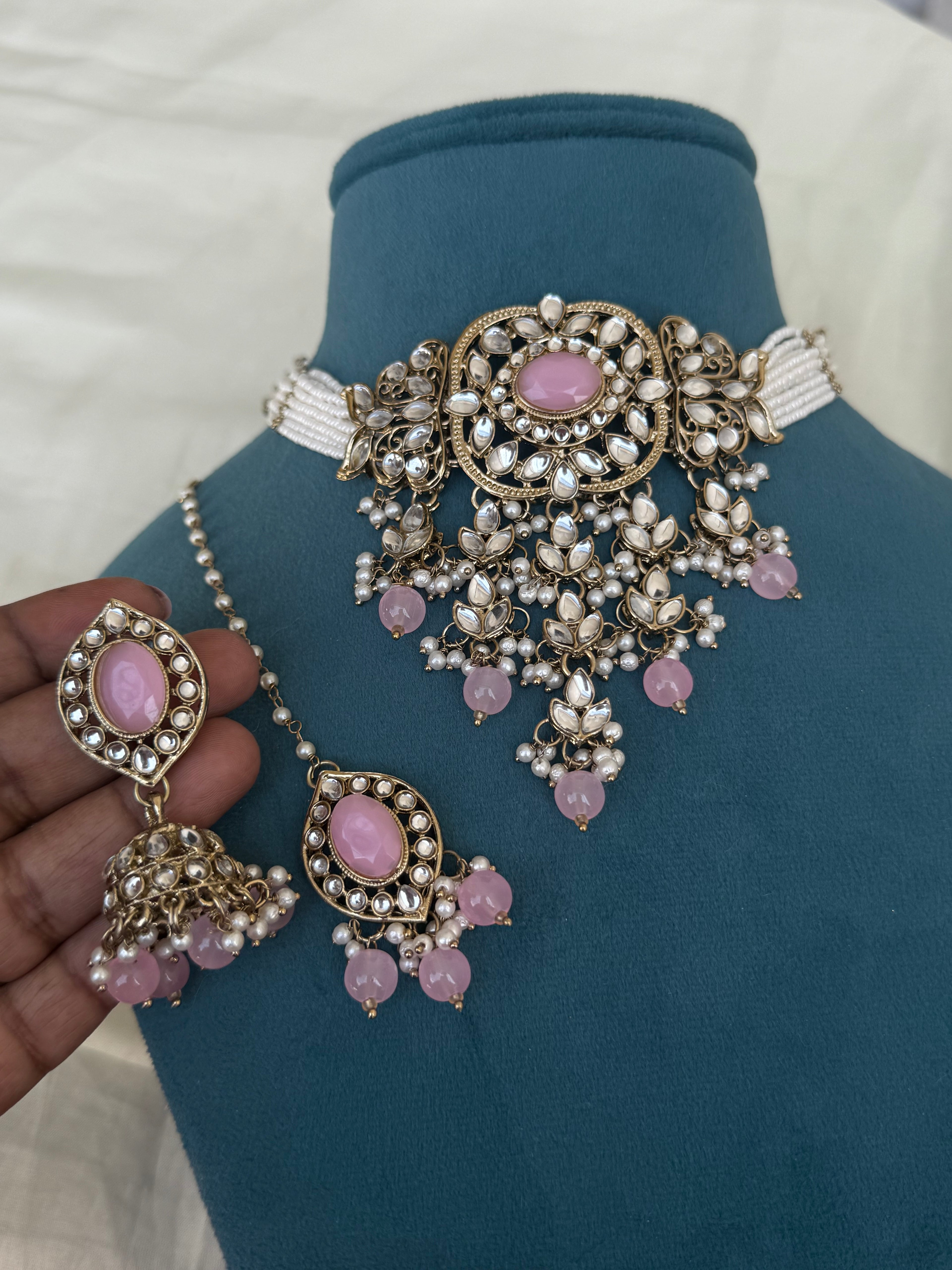 Ch001 Kundan choker with tikka and earrings