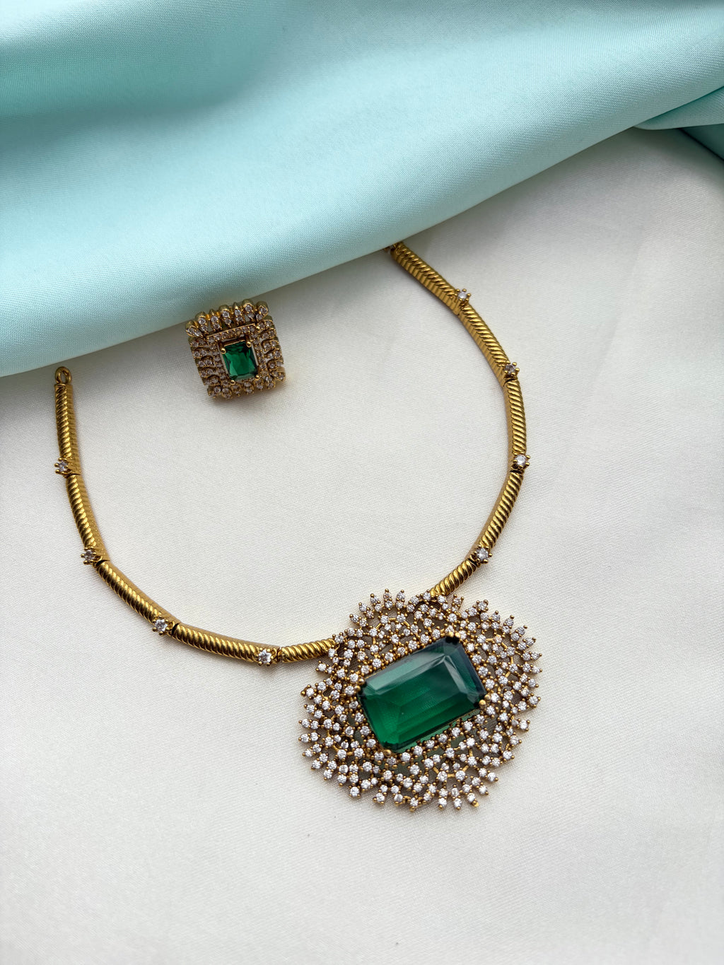 Ns843 green pendant kante Neckset with studs