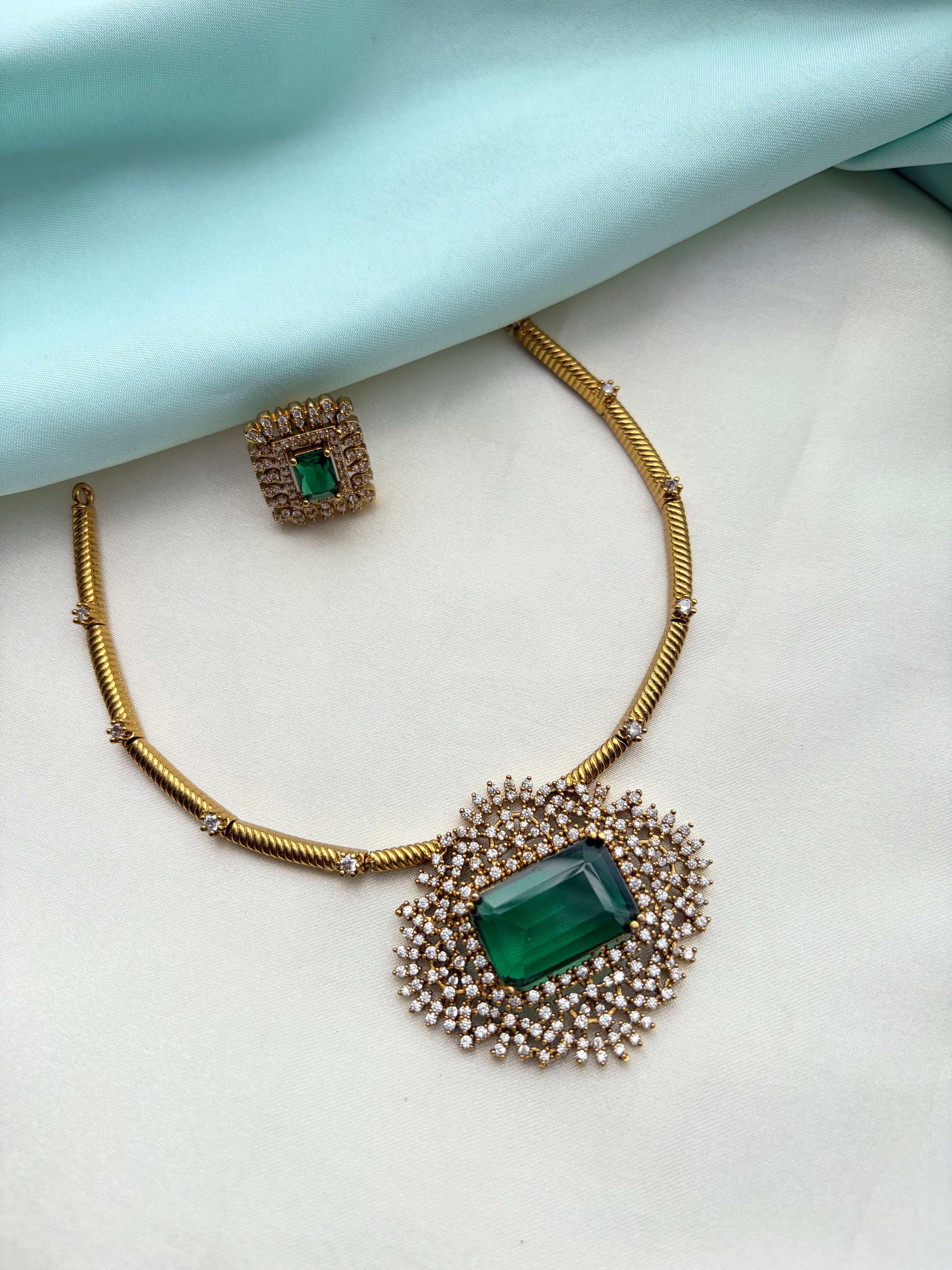 Ns843 green pendant kante Neckset with studs