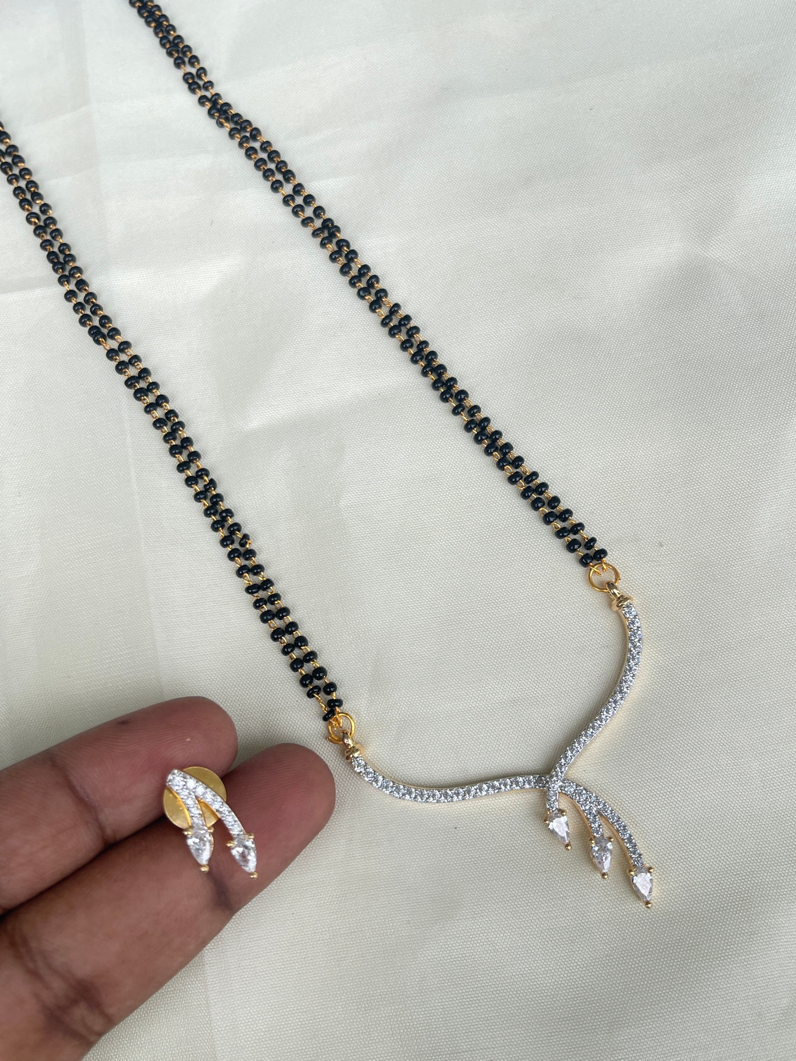 U diamond locket with 2 lines short blackbeads bb1624