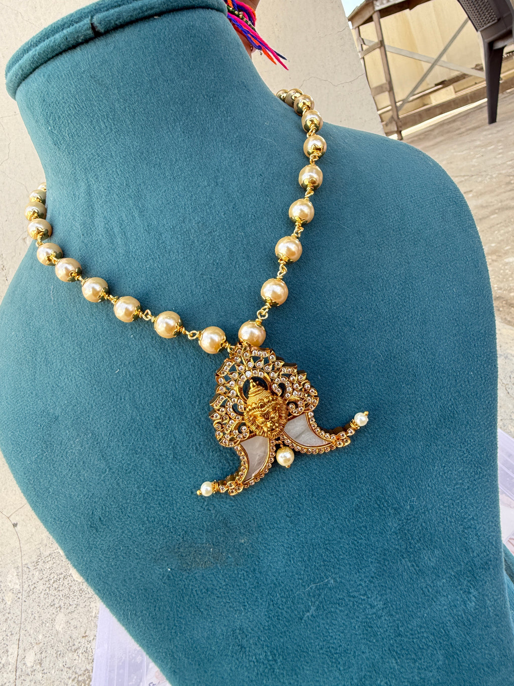 Bb047 pearl chain with puligoru pendant