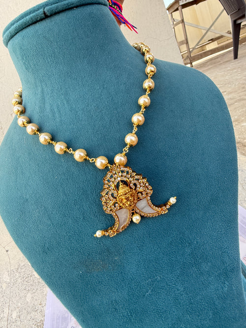 Bb047 pearl chain with puligoru pendant
