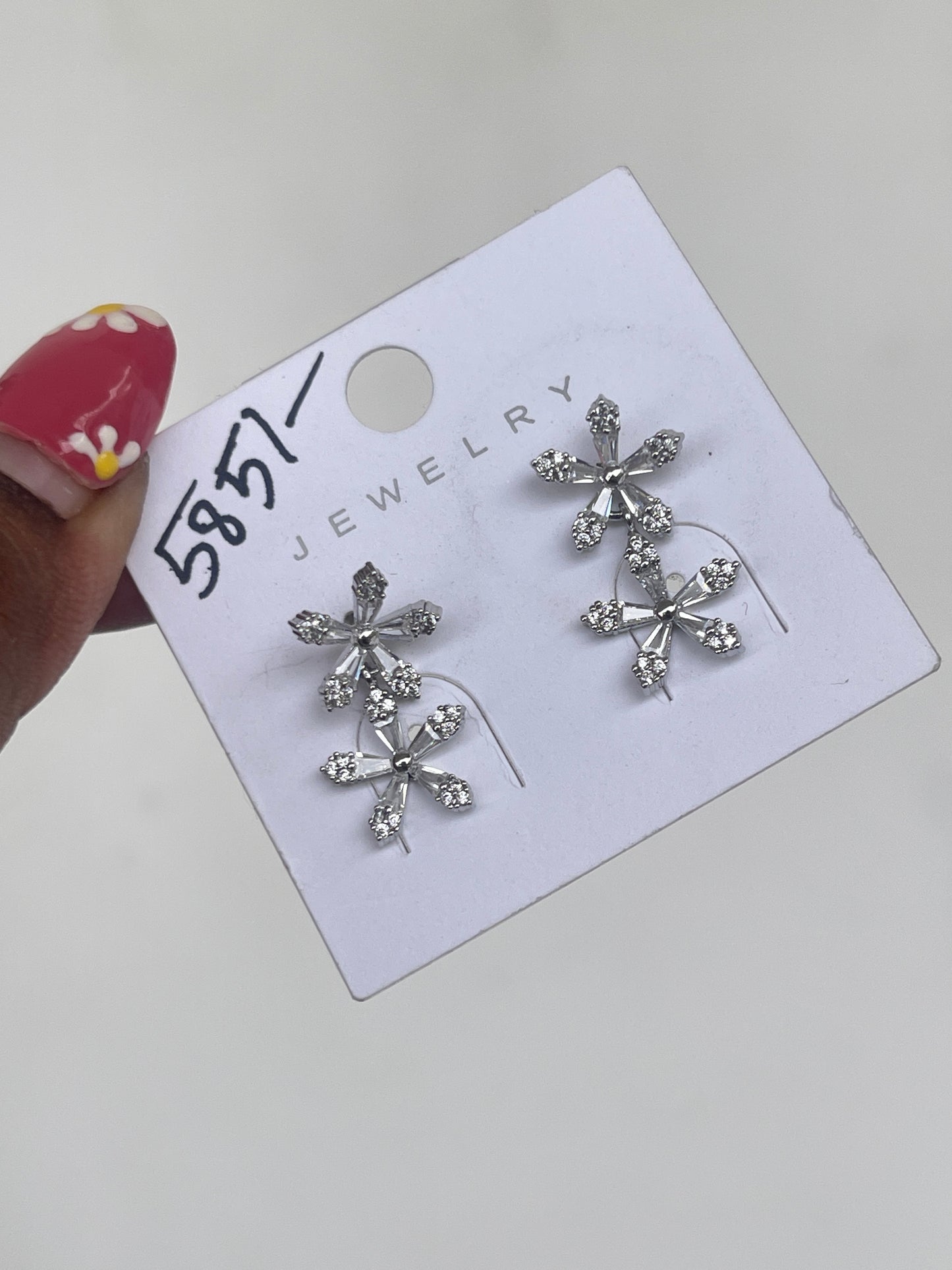 Premium silver flower studs
Color won't fade