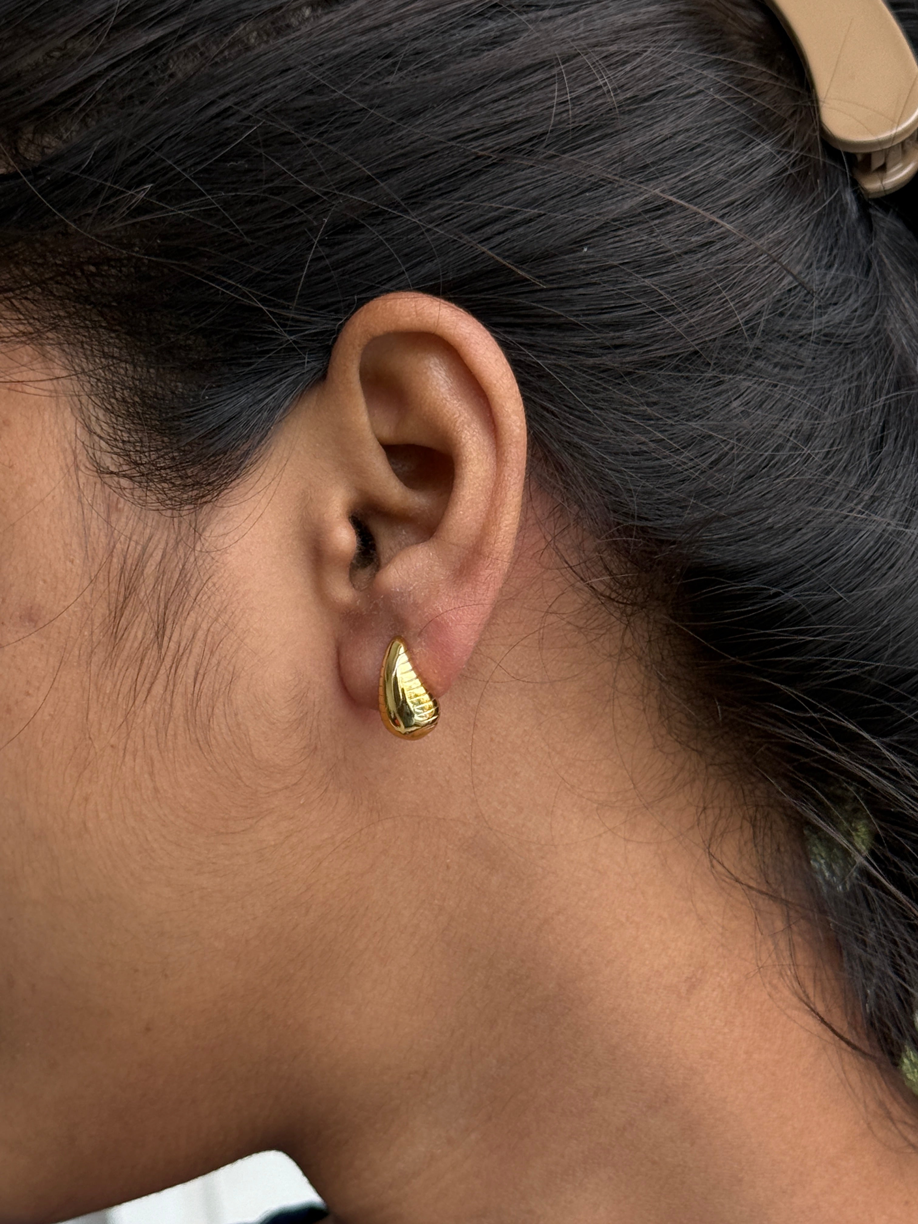 ST057 anti tarnish mango gold stud