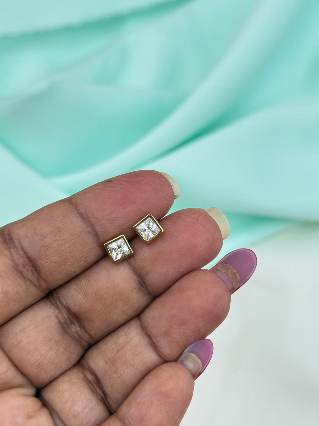 St055 anti tarnish white stone stud