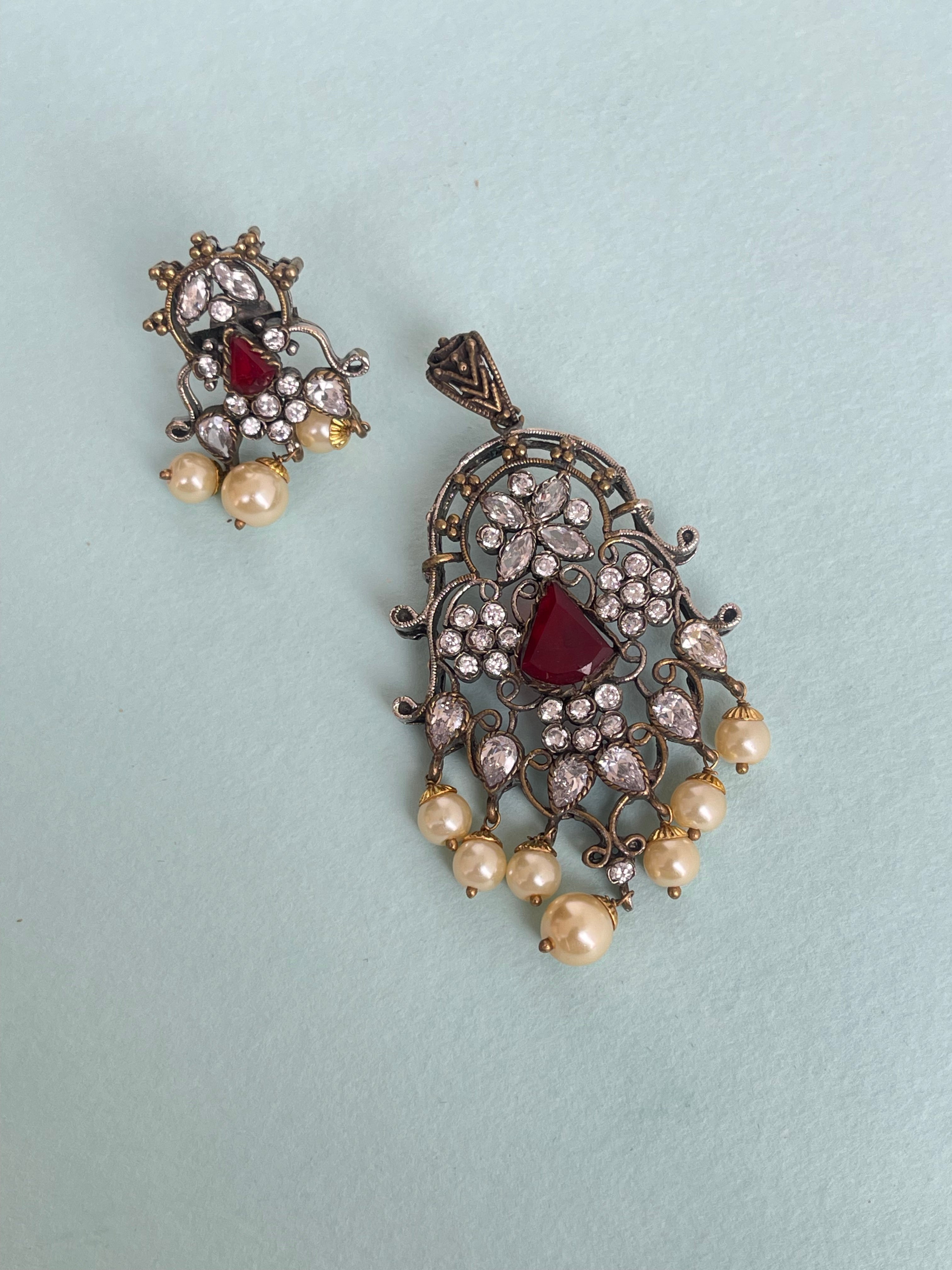Victorian pendant with earrings