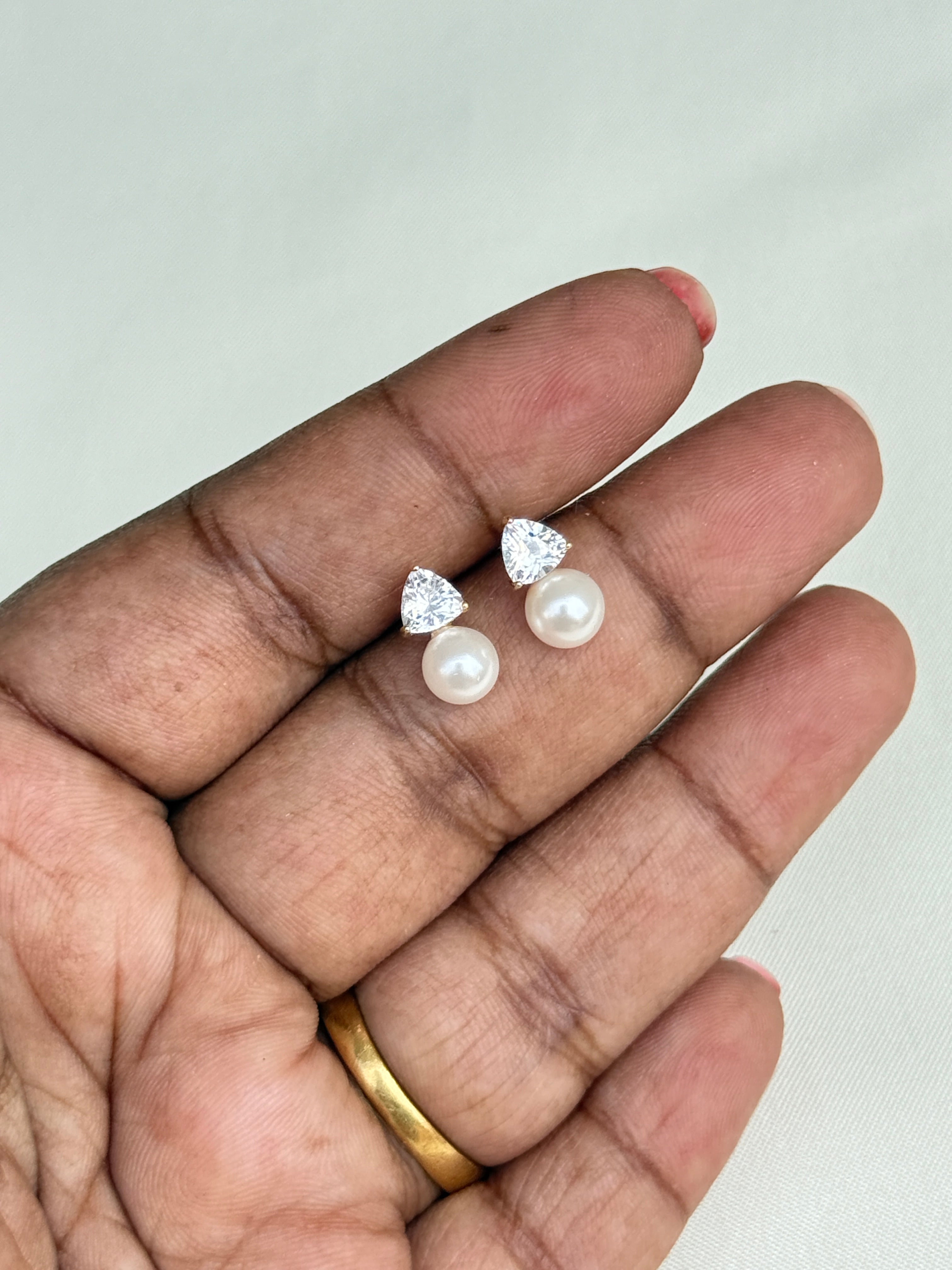 Se009 92.5 silver hallmark pearl triangle studs