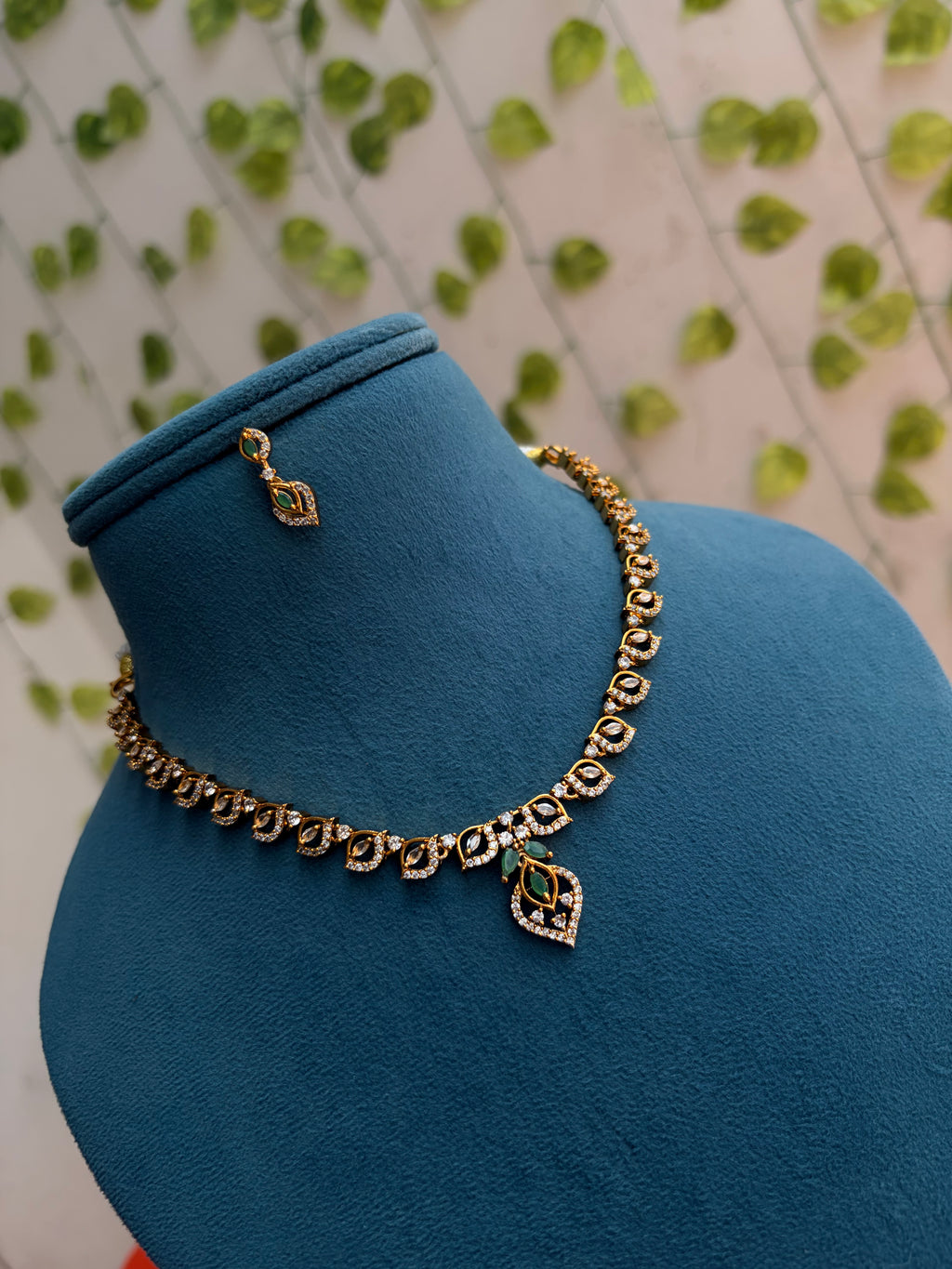 Ns849 leaf design green stone short Neckset with earrings