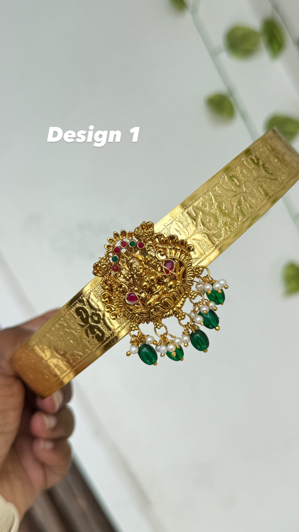 Hb690 textured Lakshmi Devi multi stones single pendant with green beads kids hipbelt