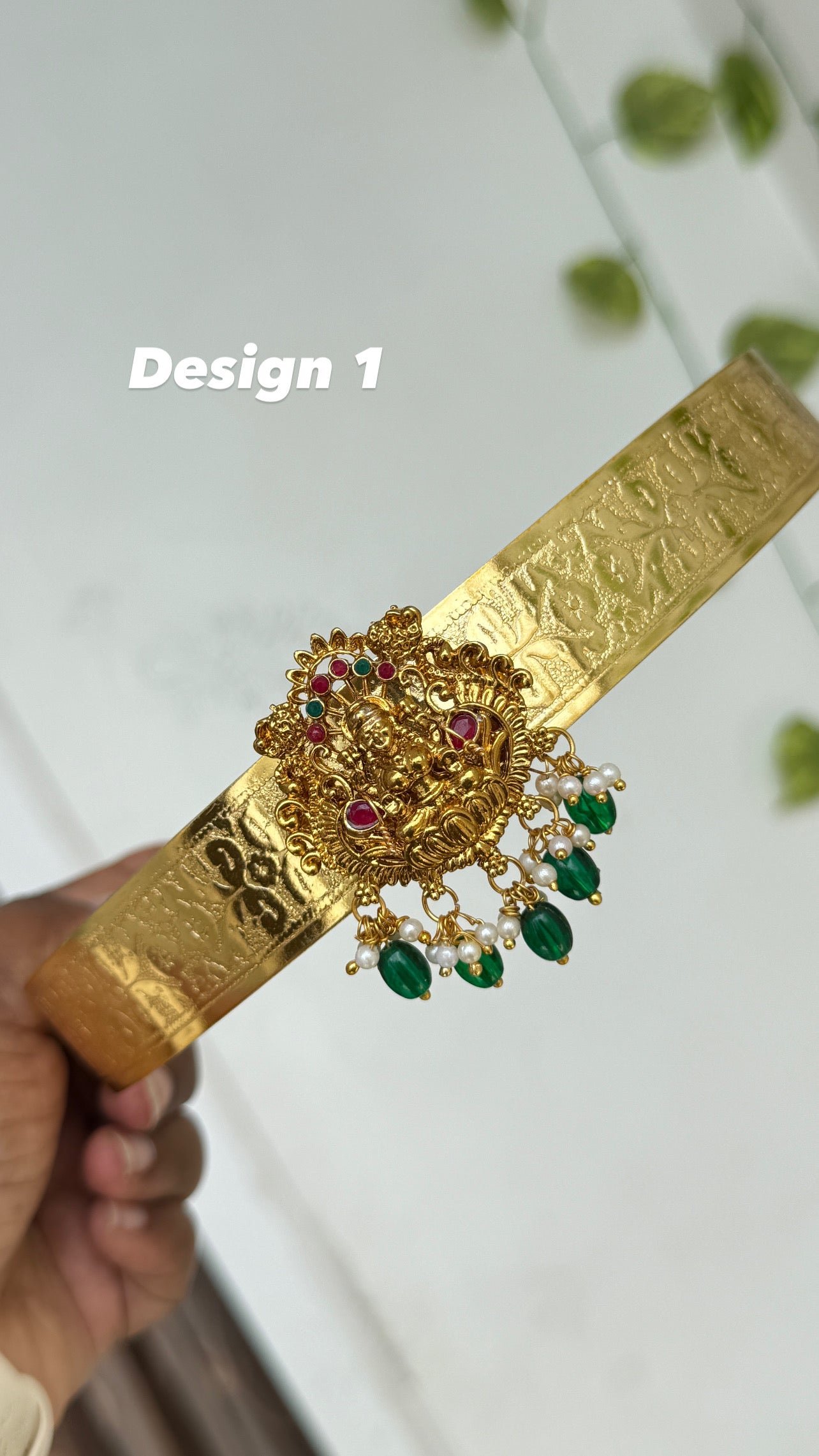 Hb690 textured Lakshmi Devi multi stones single pendant with green beads kids hipbelt