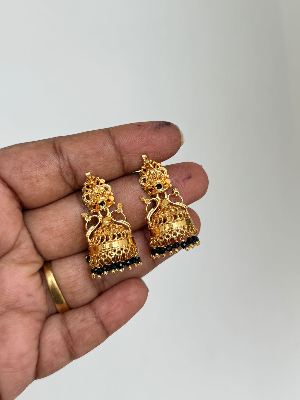Er101 blackbeads screwback butta Earrings