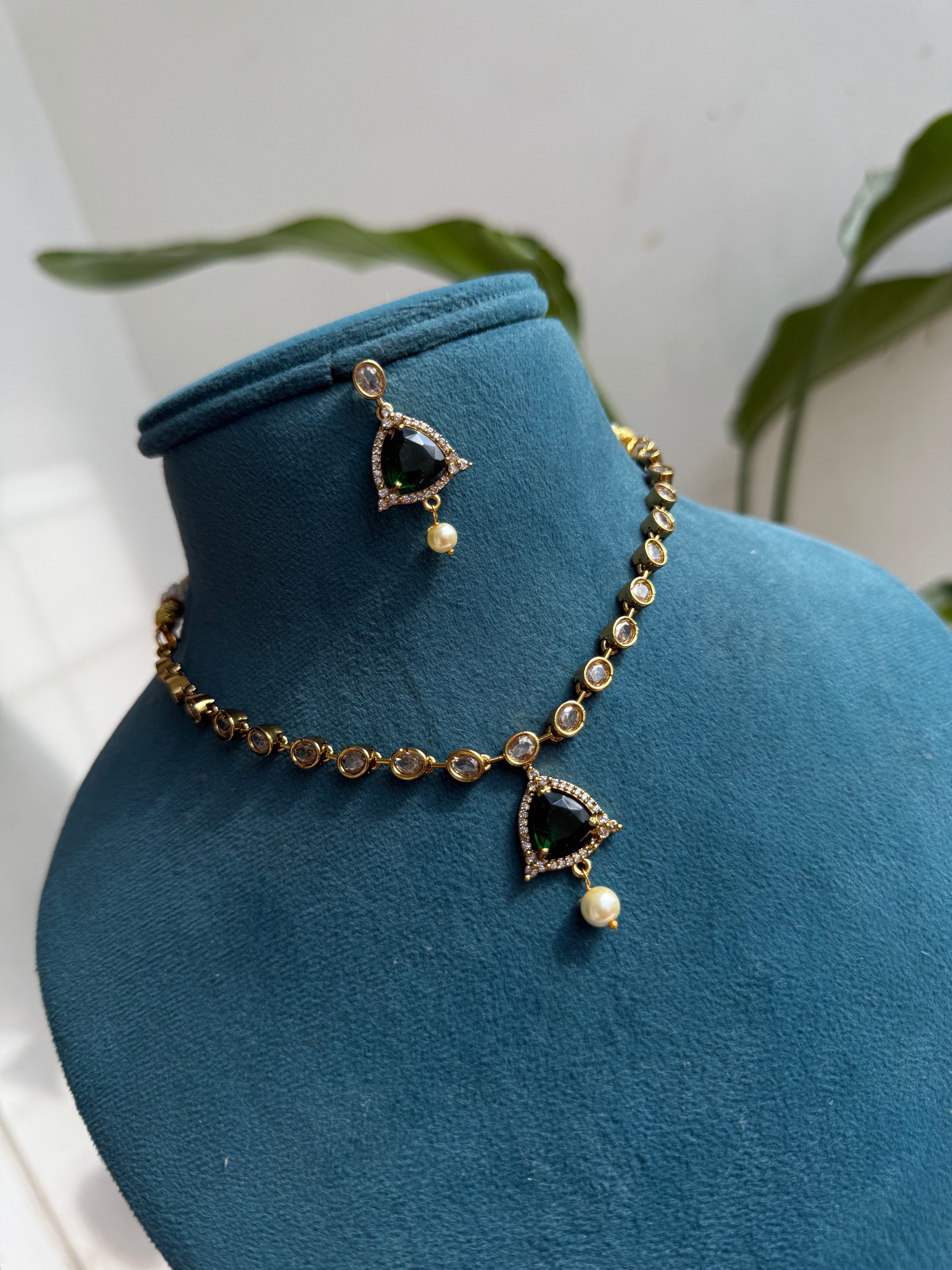 Ns469 uncuts emerald stone neckset