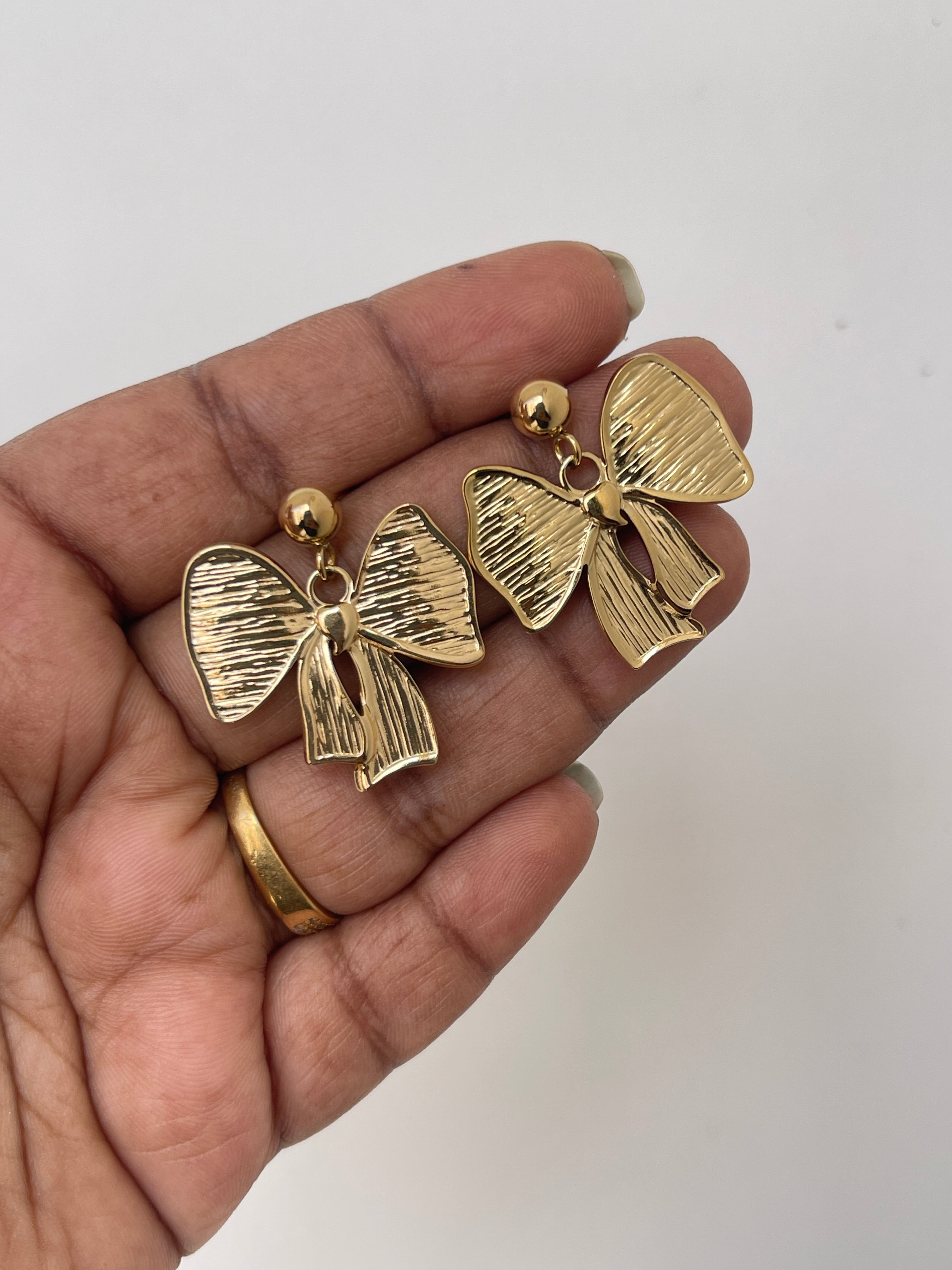 Anti tarnish bow earrings 
Color wont fade