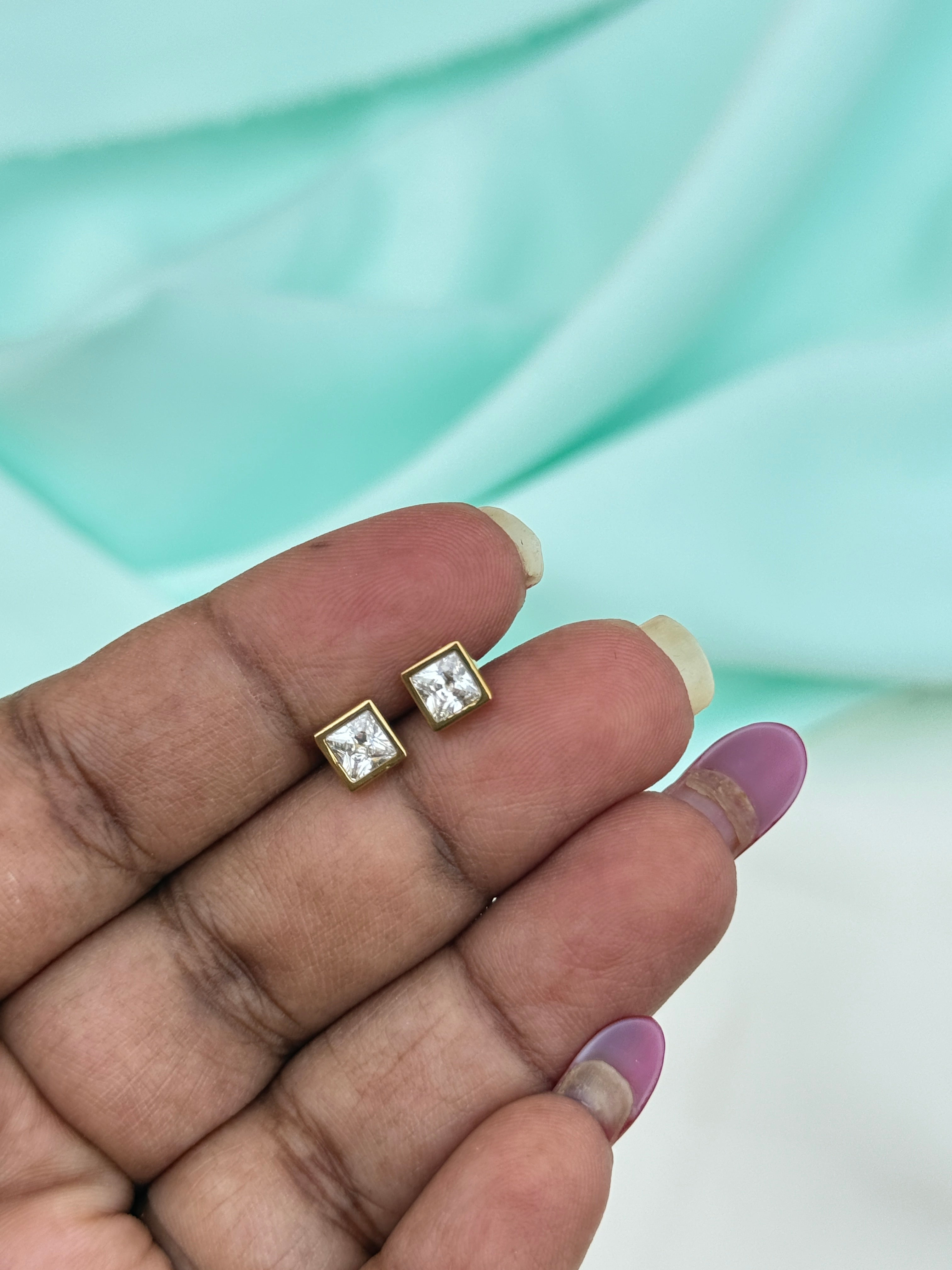 St055 anti tarnish white stone stud