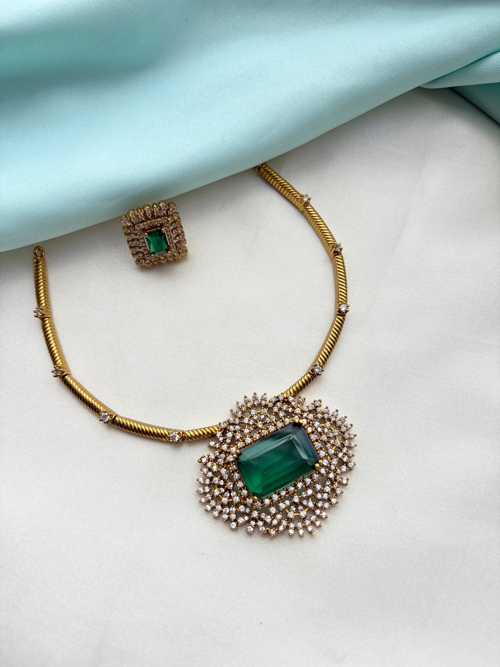Ns843 green pendant kante Neckset with studs