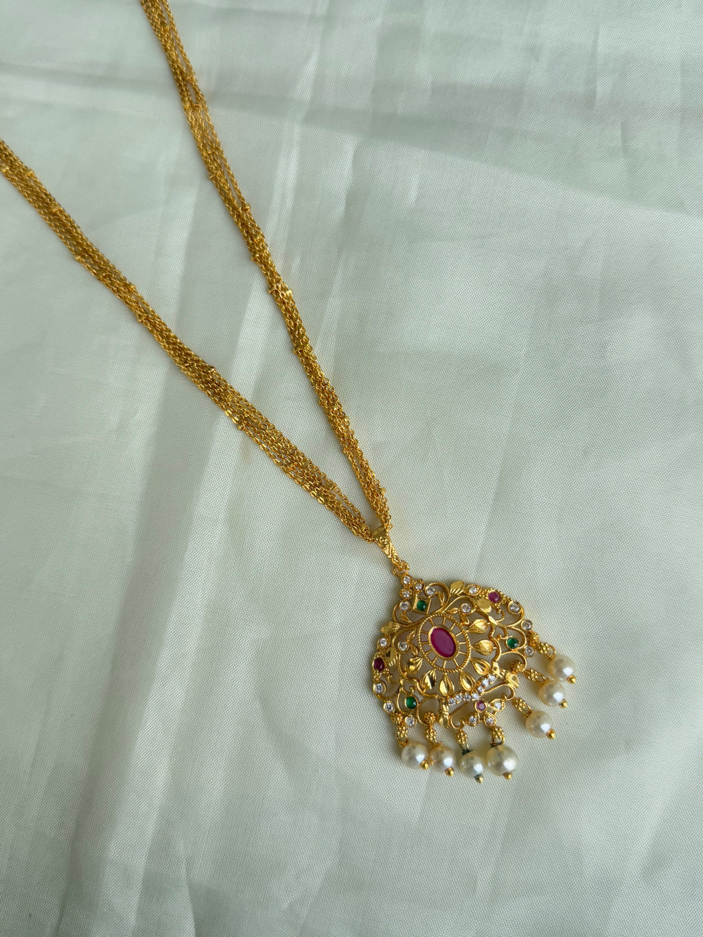 Plain chain with pendant