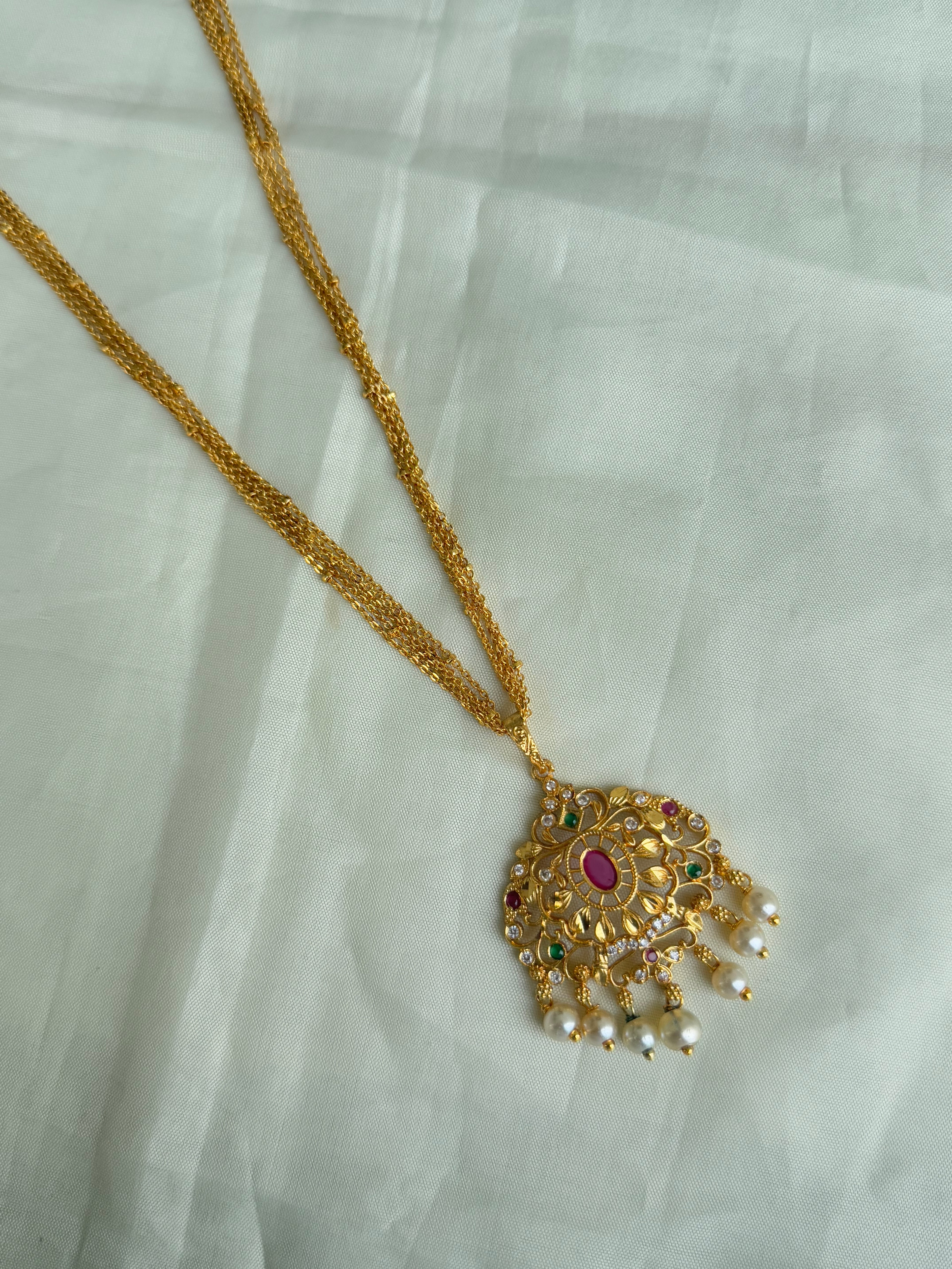 Plain chain with pendant