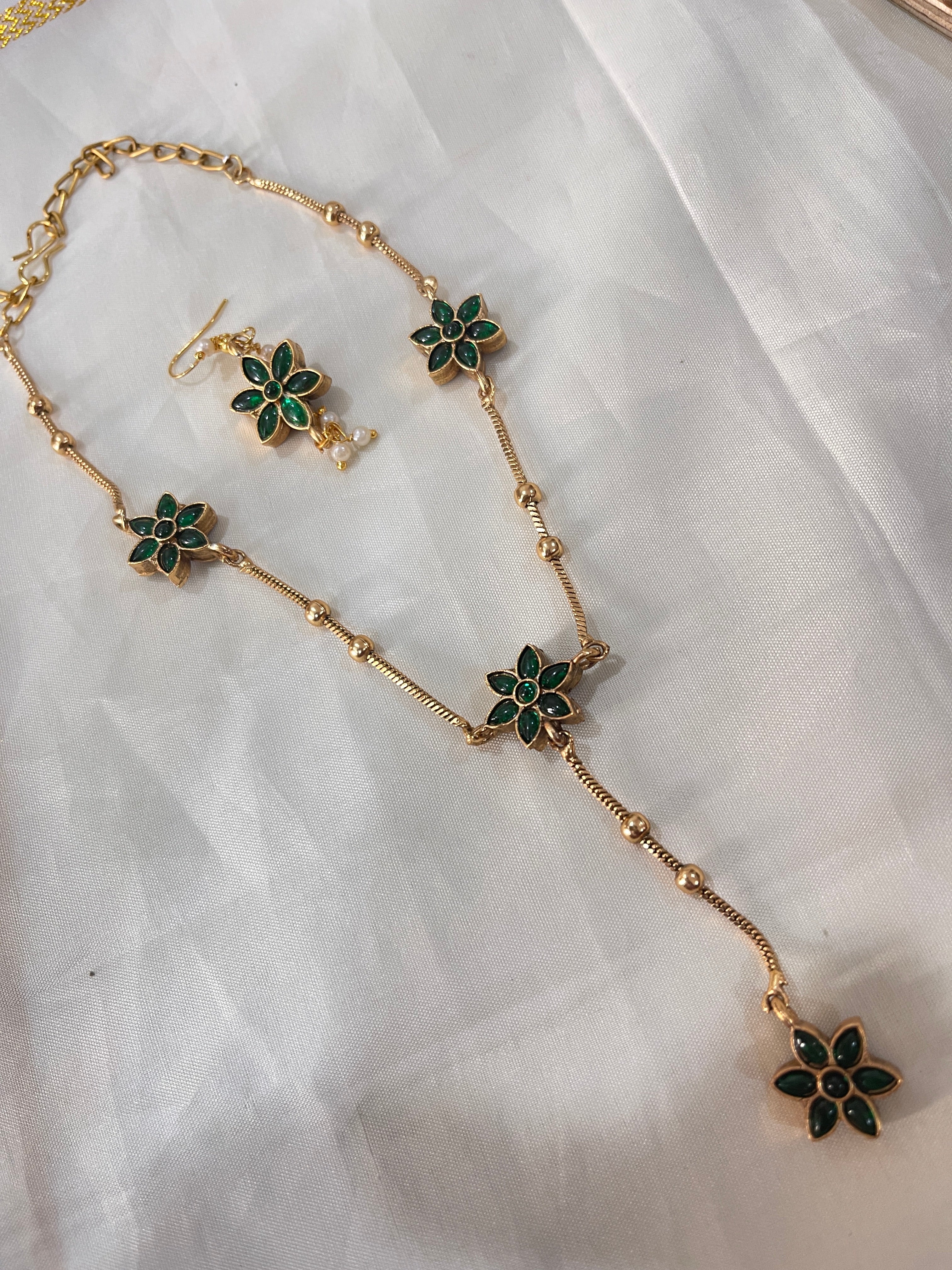 Reversible drops flower neckset can use in 2 ways