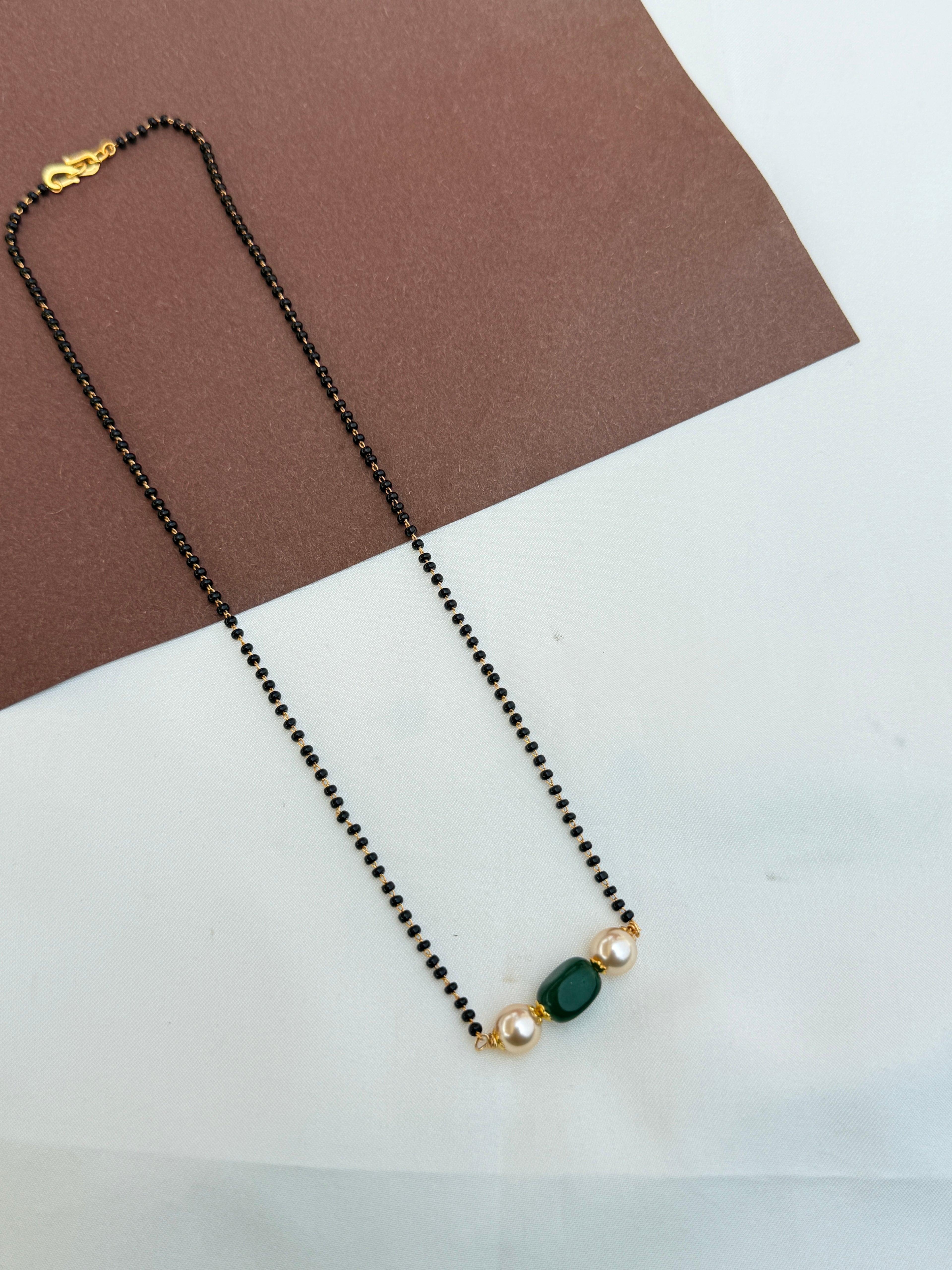 Bb101 18inches single line pearl and green blackbeads