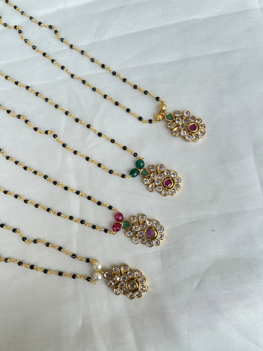 Single line short blackbeads with small pendant bb1631