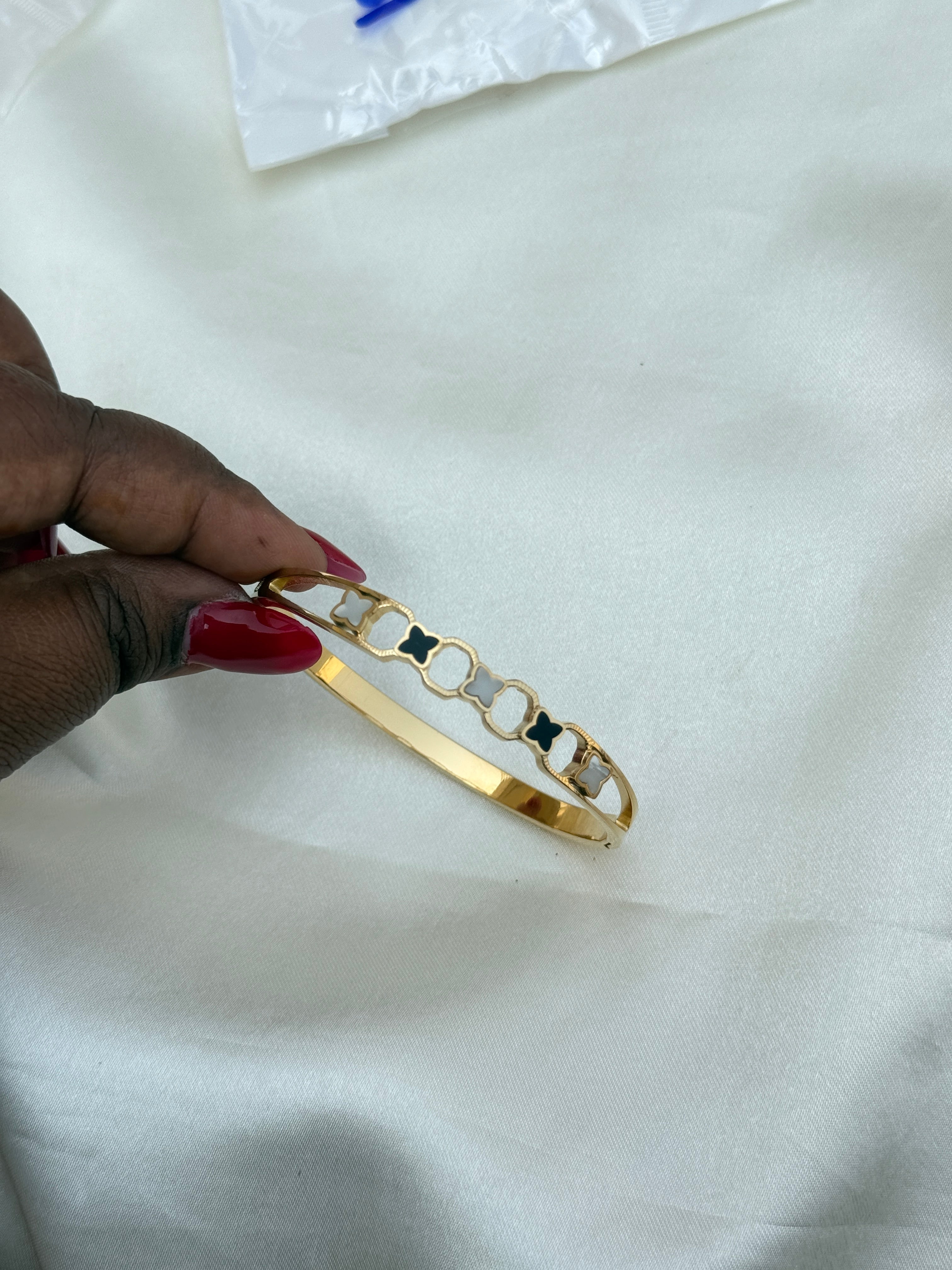 Ab075  anti tarnish white and black star openable kada bracelet