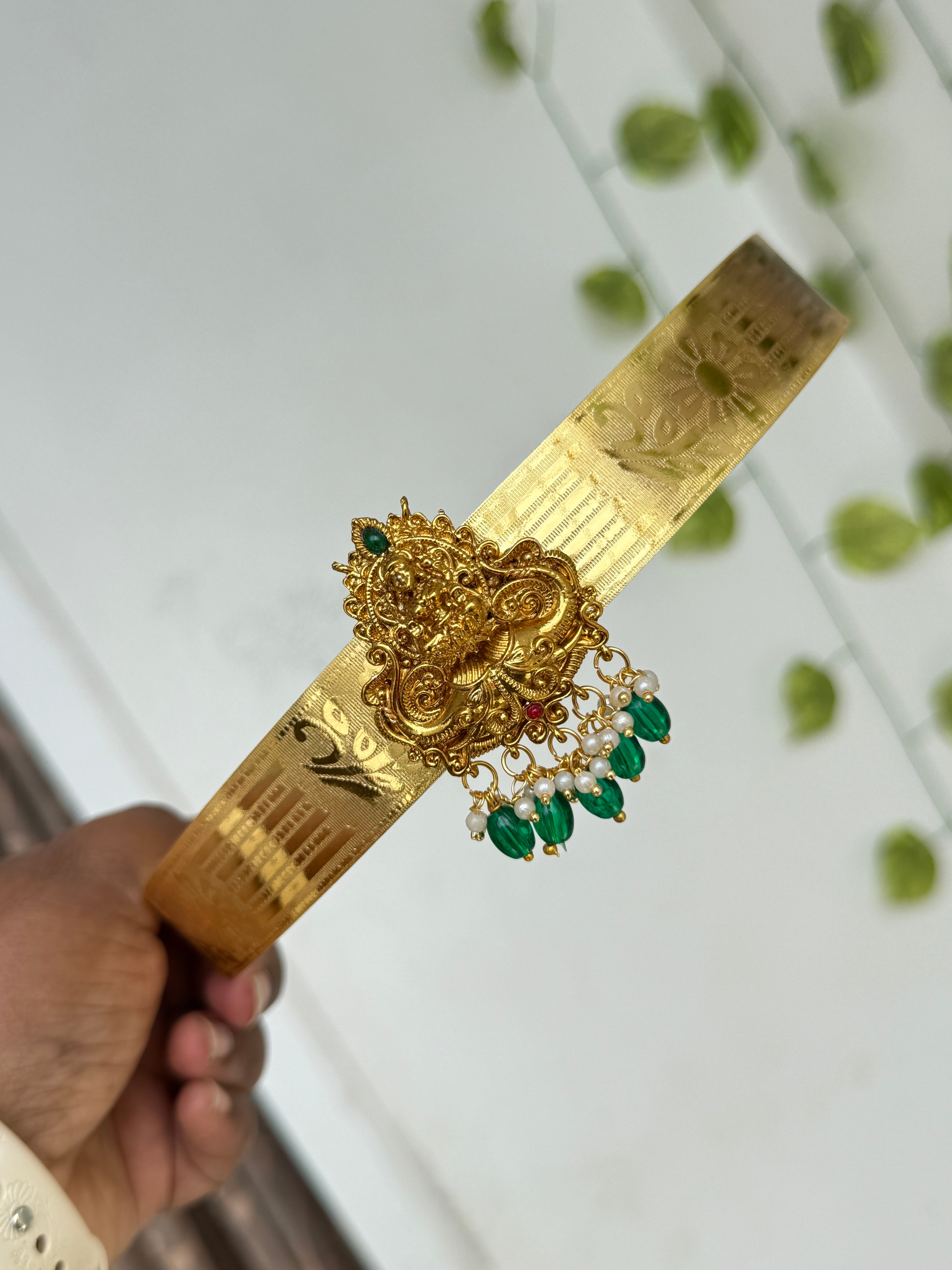 Hb691 textured Lakshmi Devi single pendant with green beads