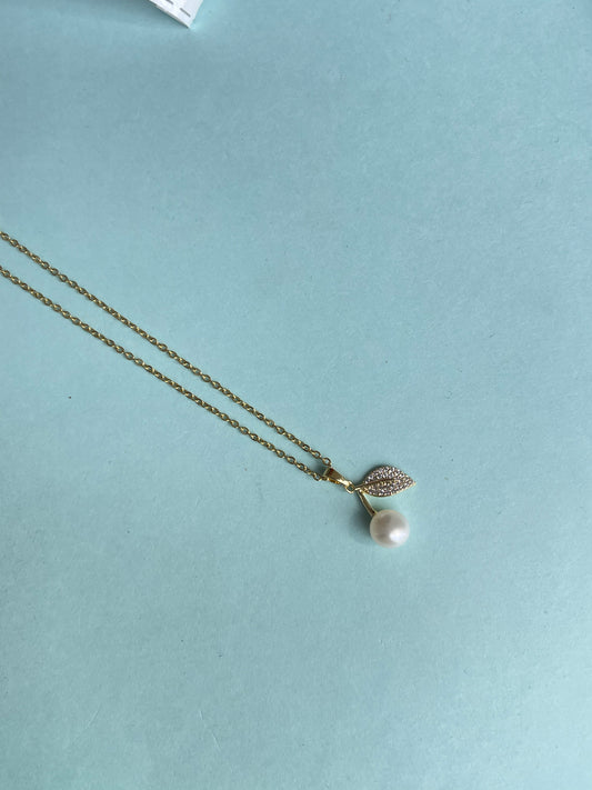 Single line chain with pearl pendant