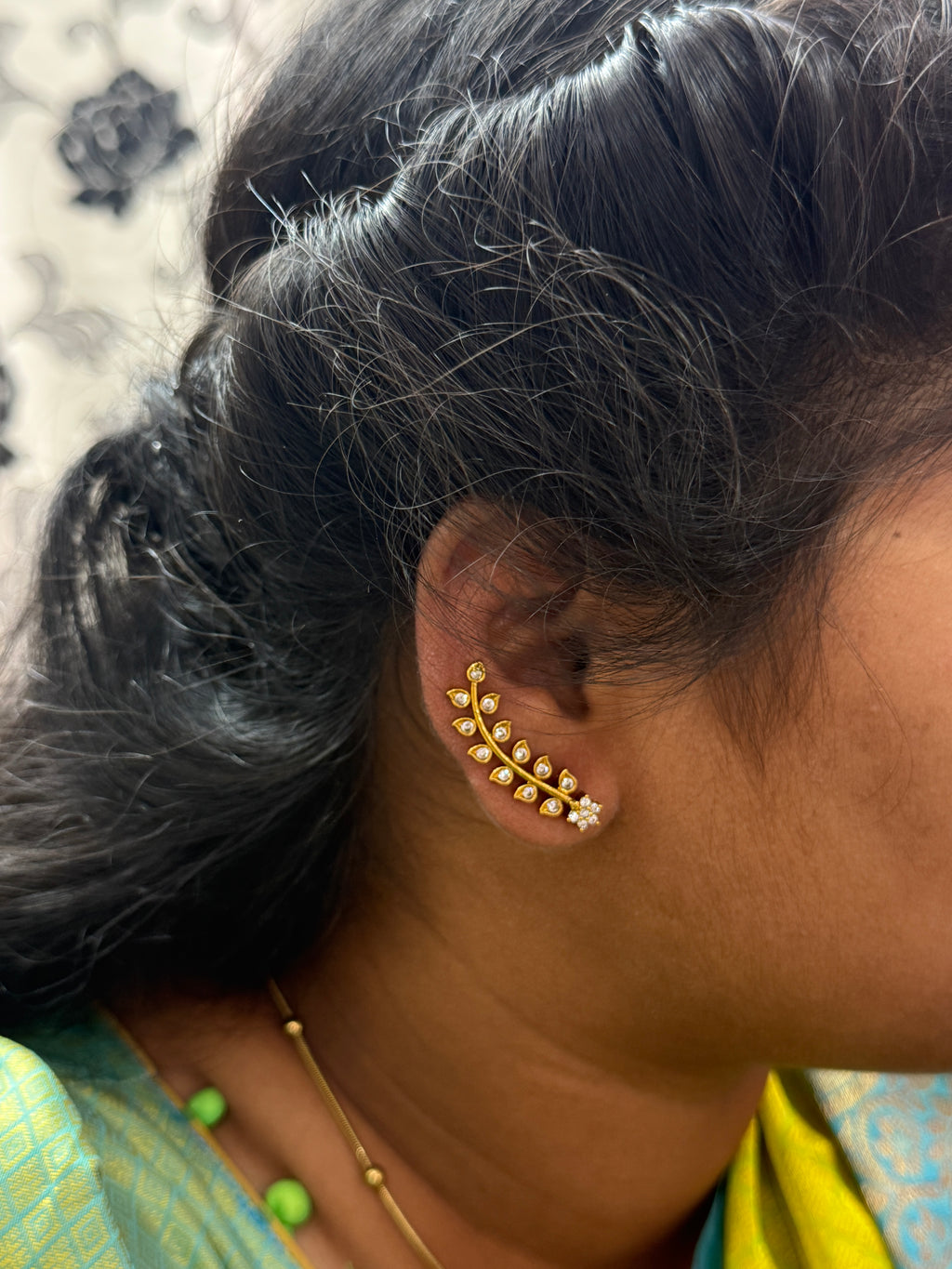 Er222 flower white stone Earcuffs with back support