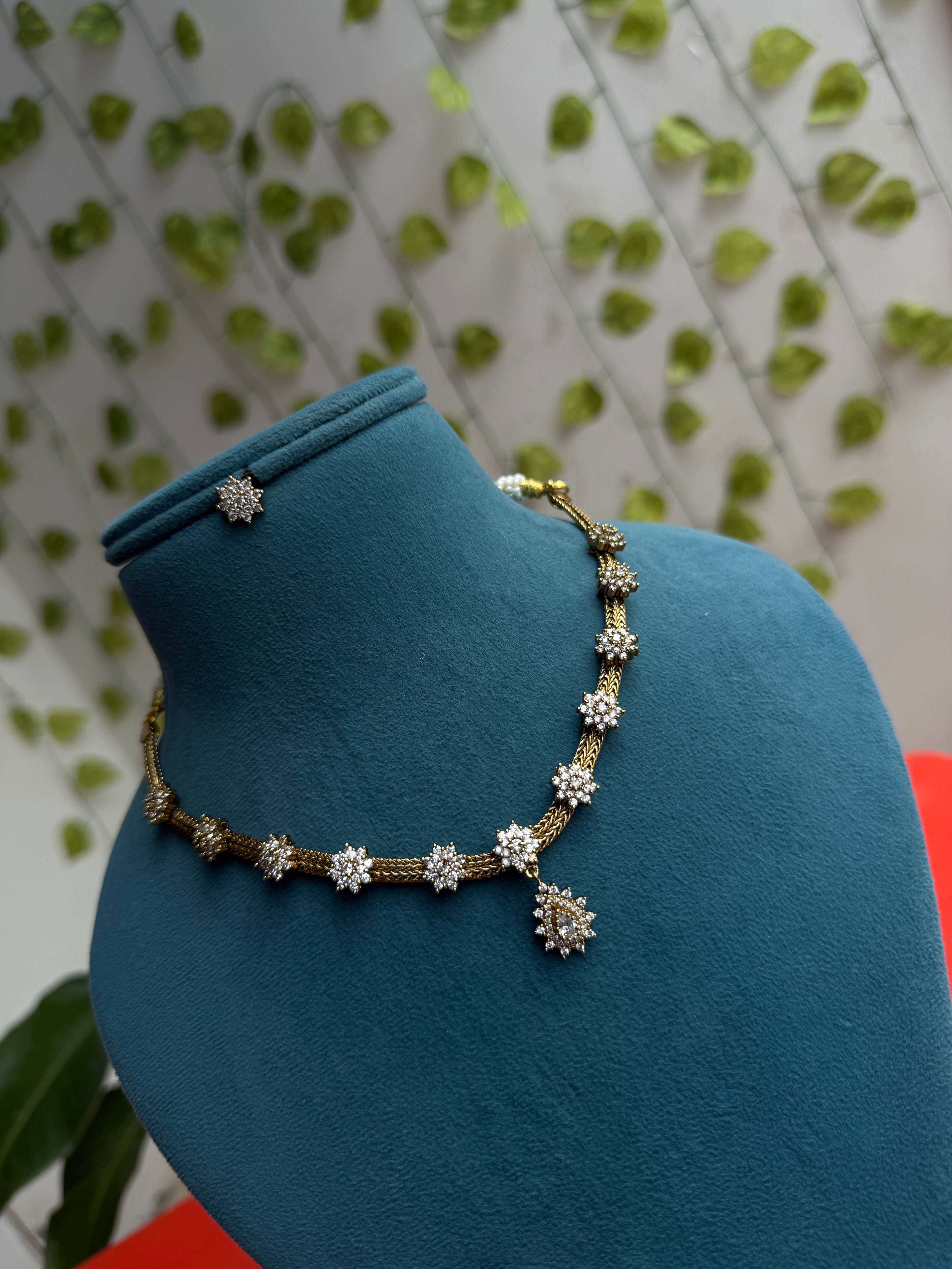Diamond Flower design Neckset with Pendant Drop with studs ns971