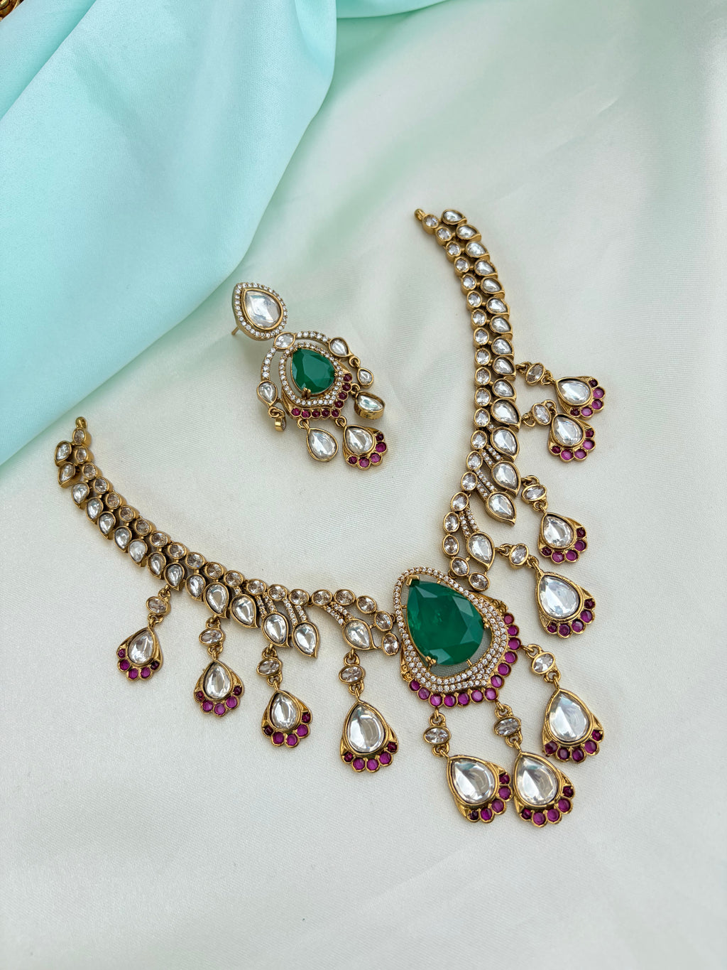 Emerald Kundan Teardrop Short Neckset with Earrings Ns891