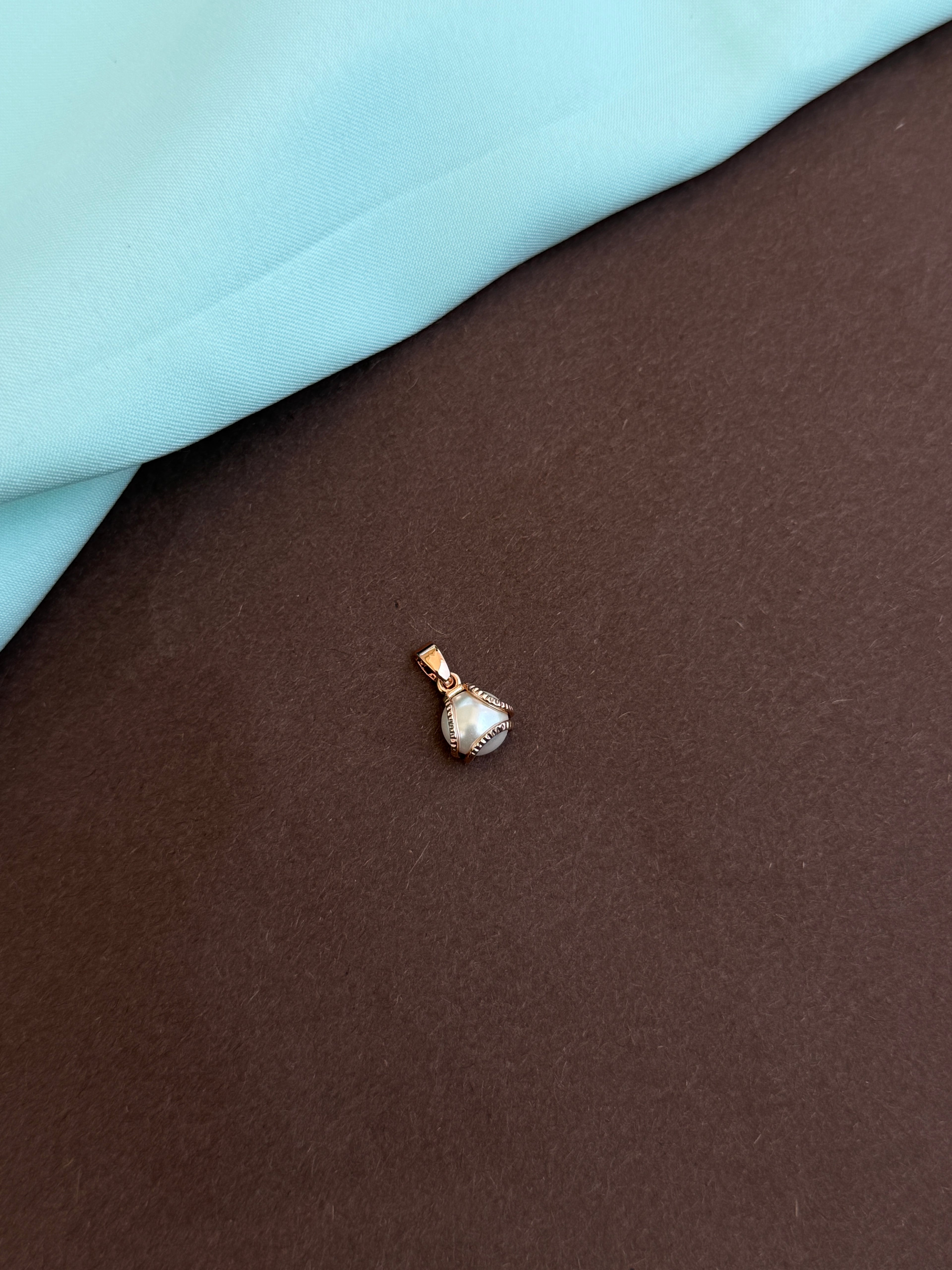 Al08 anti tarnish pearl charm (pendent)