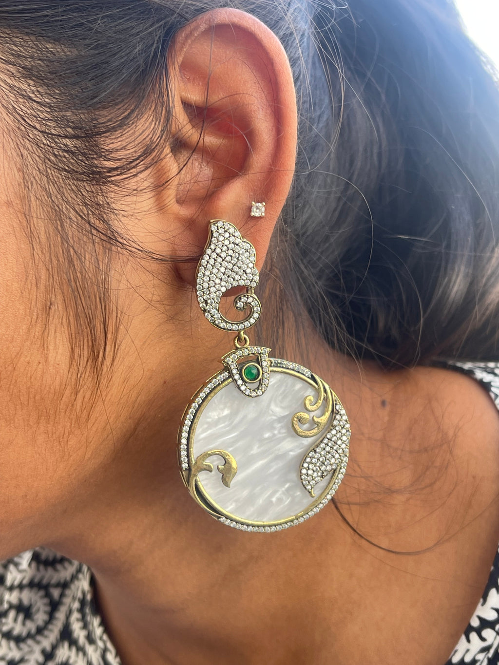Lightweight zircon mother pearl white earrings