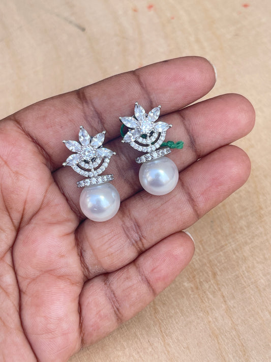 Star silver pearl studs