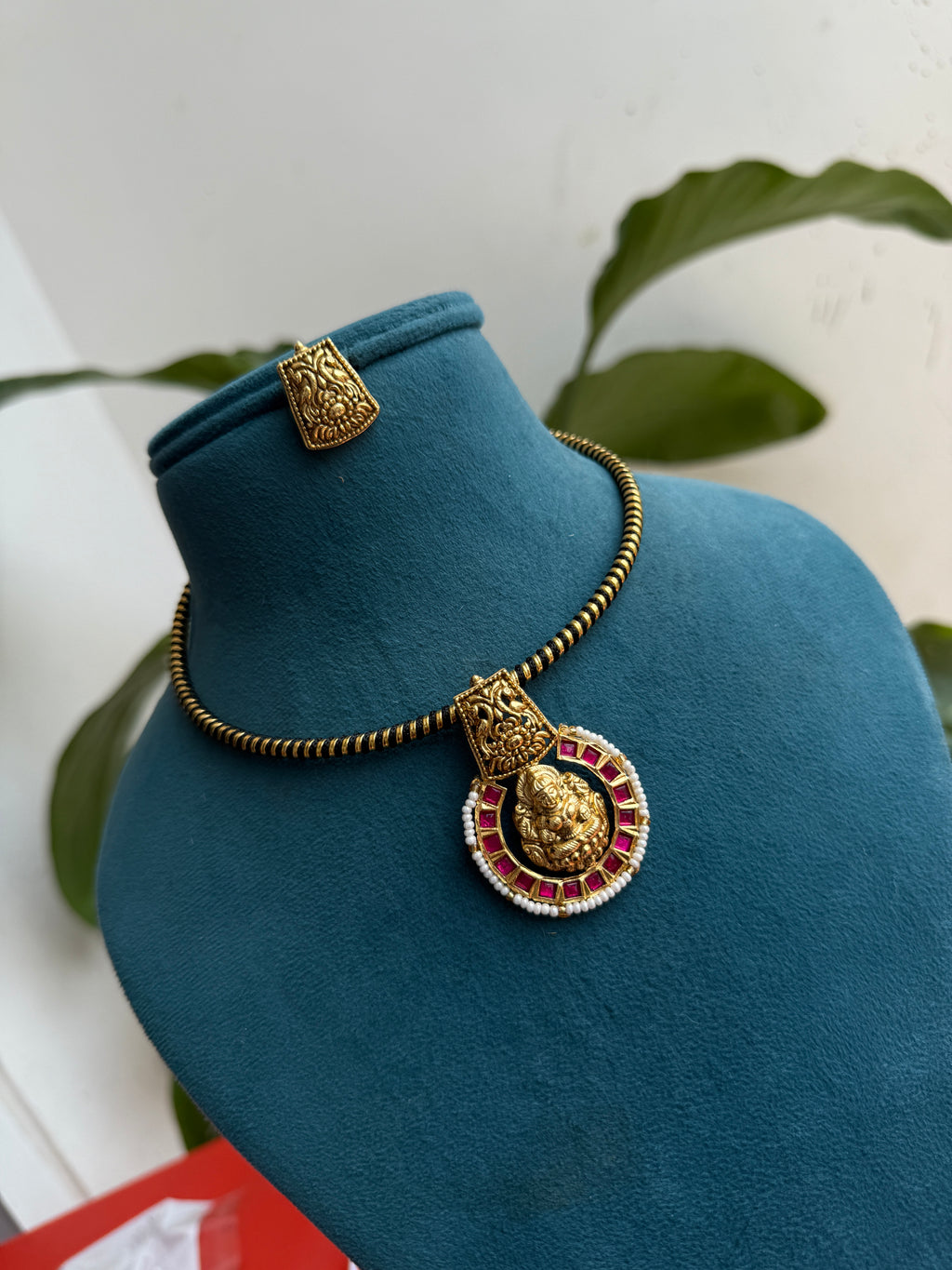 Hs008 jadau kundan pendant with black thread hasli