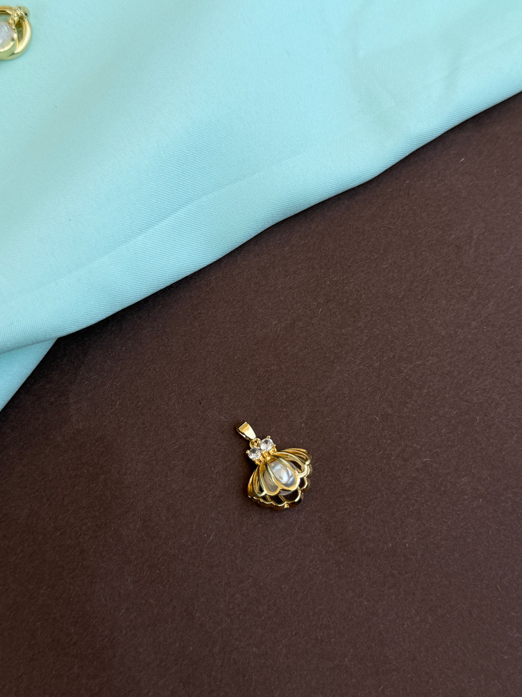 Al033 anti tarnish pearl shell charm (pendent)