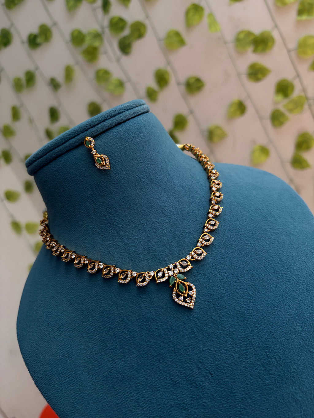 Ns849 leaf design green stone short Neckset with earrings