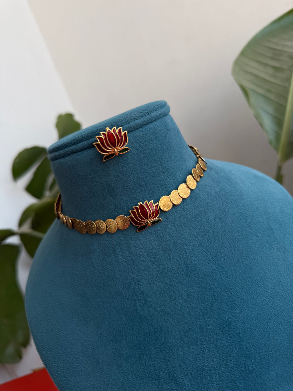 Ns638 Lakshmi devi kasula lotus short neckset with earrings
