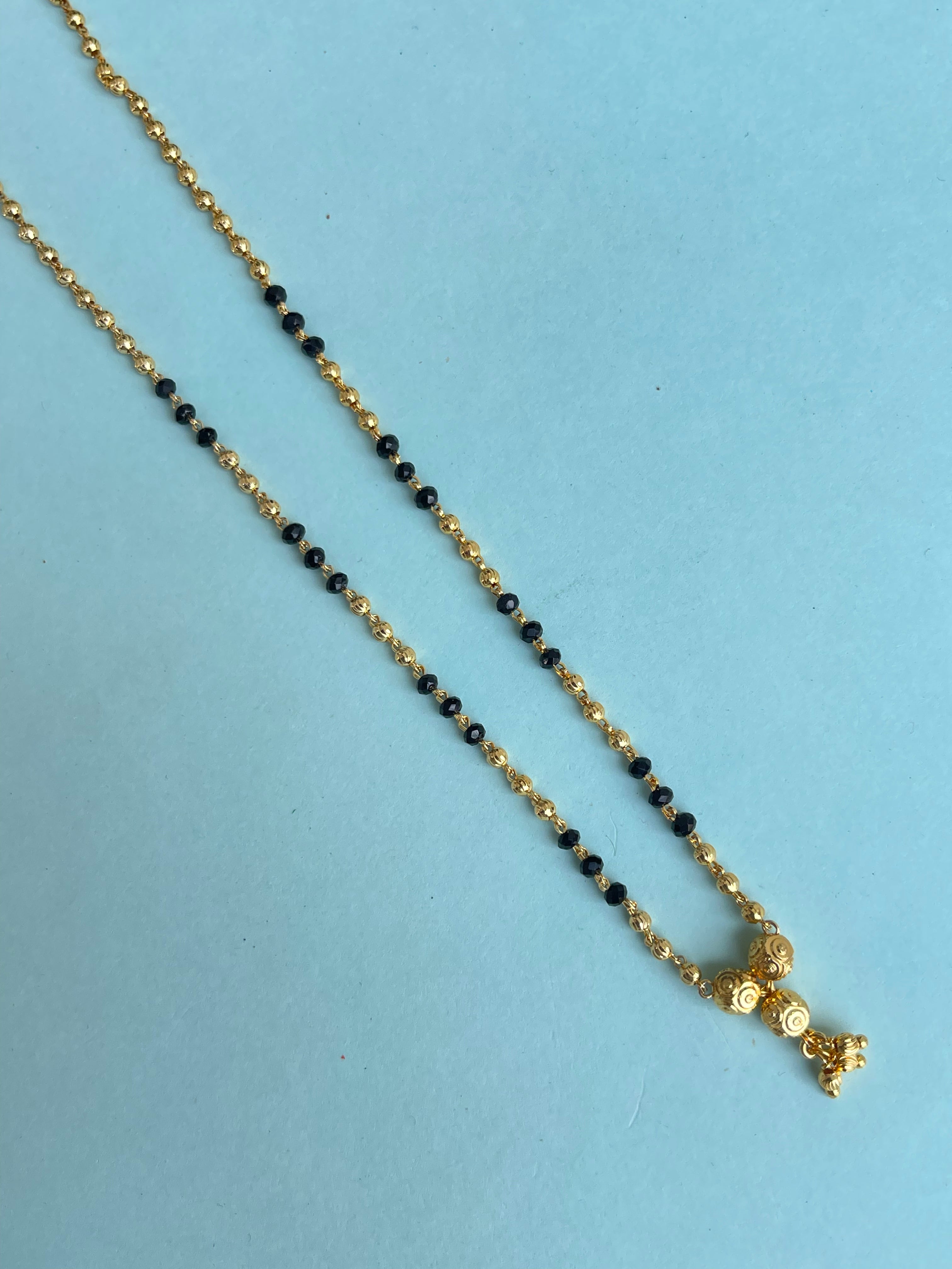 Single line short blackbeads with gold balls