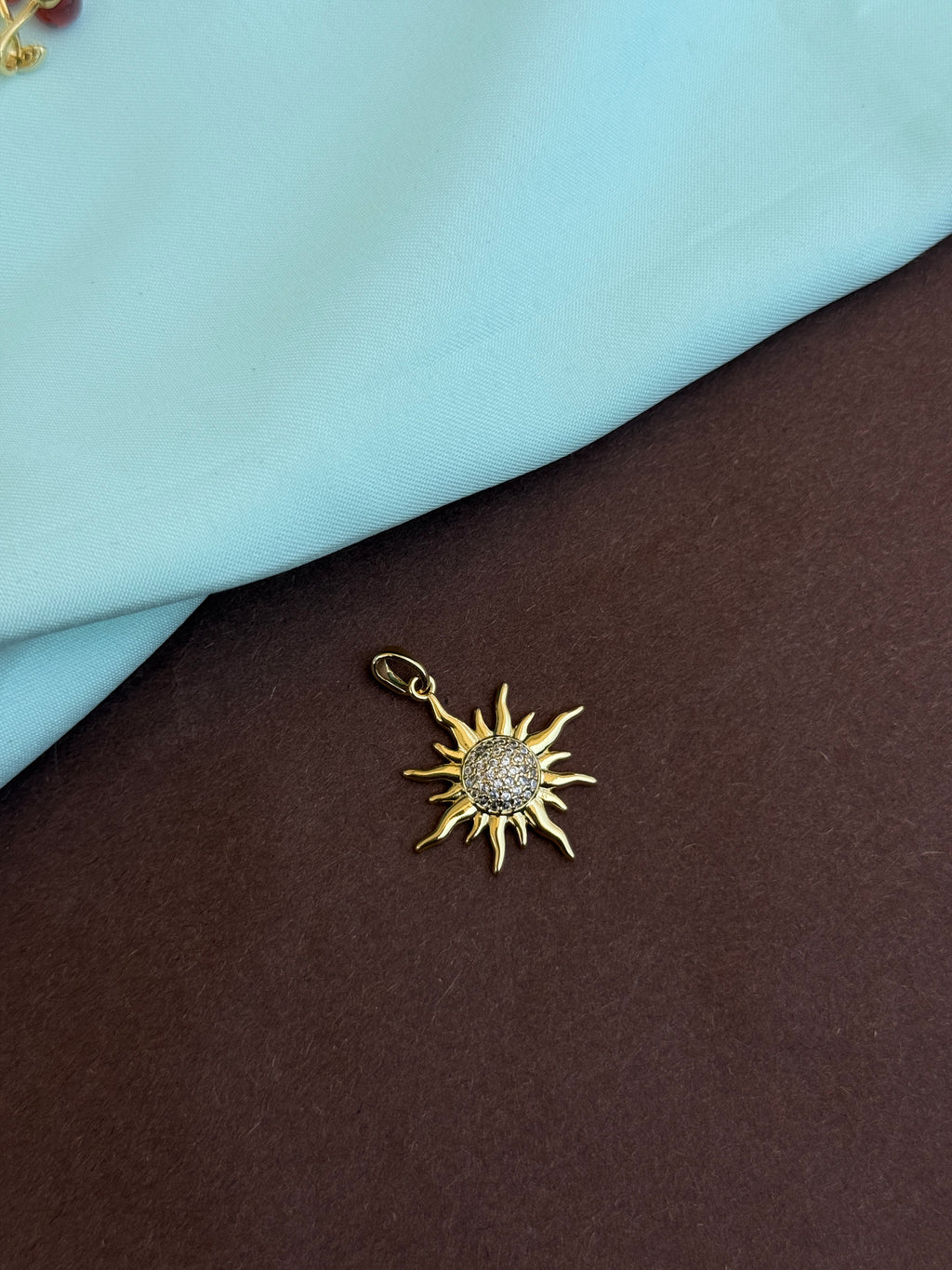 Al032 anti tarnish white stone sun shaped charm ( pendent)