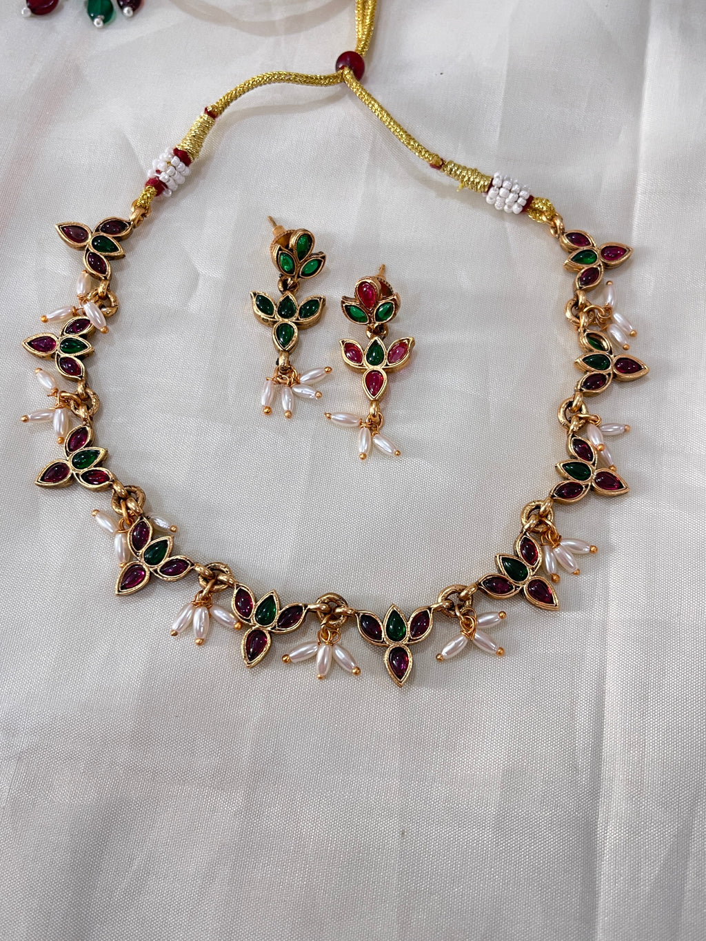 Reversible neckset can use in 2 ways ..