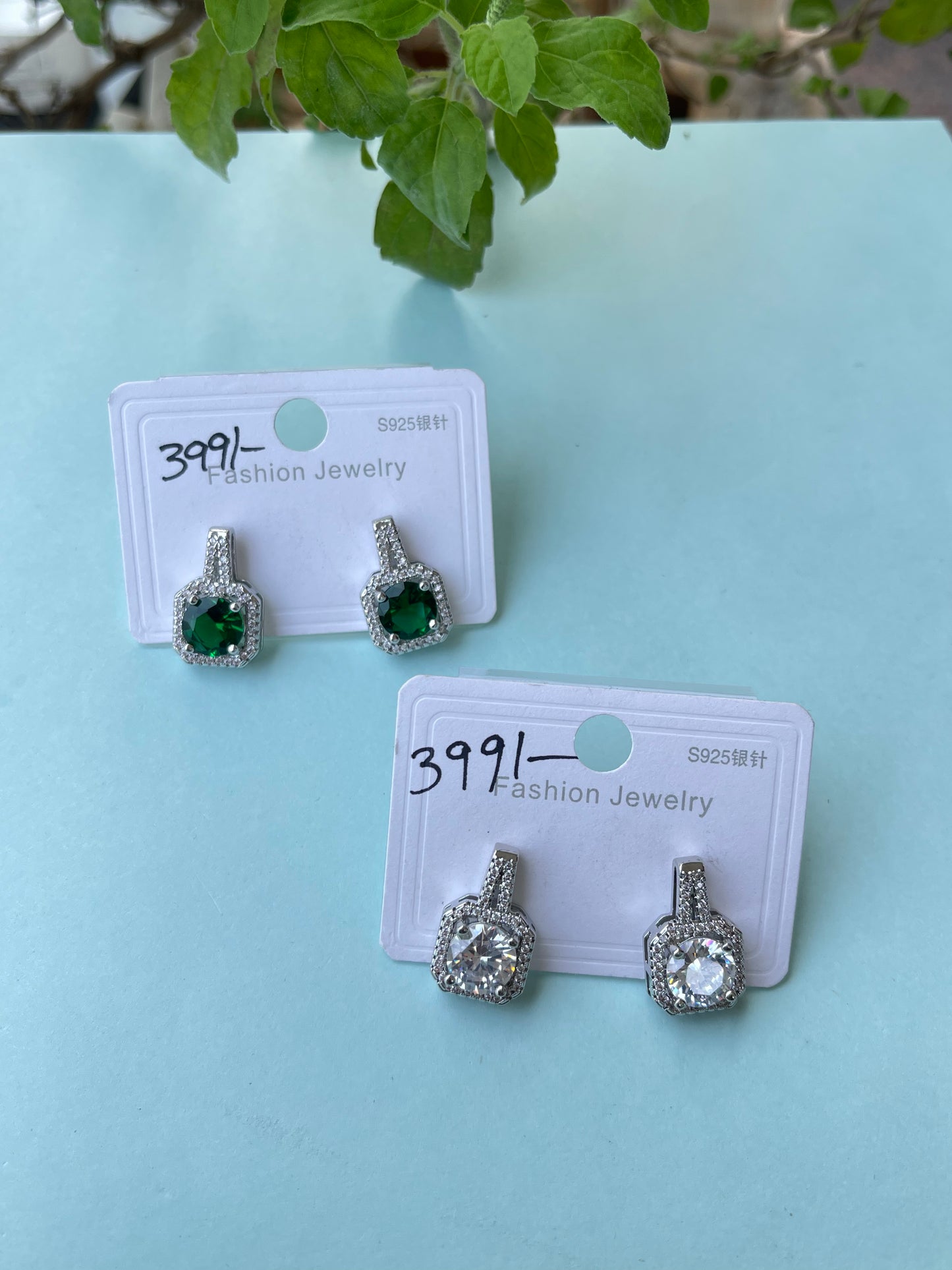 Solitaire finish earrings in 2 colors studs