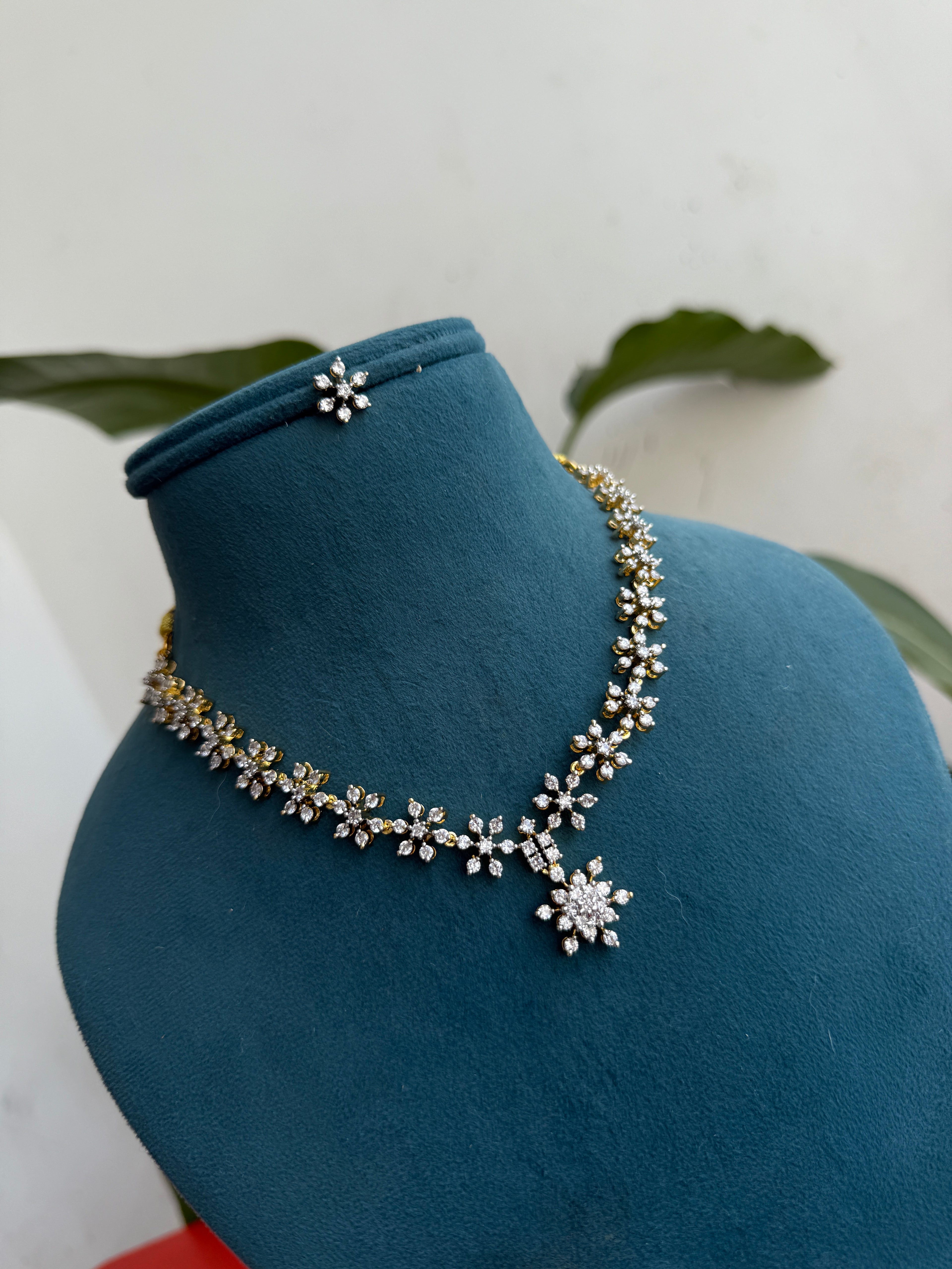 Ns520 flower diamond replica neckset