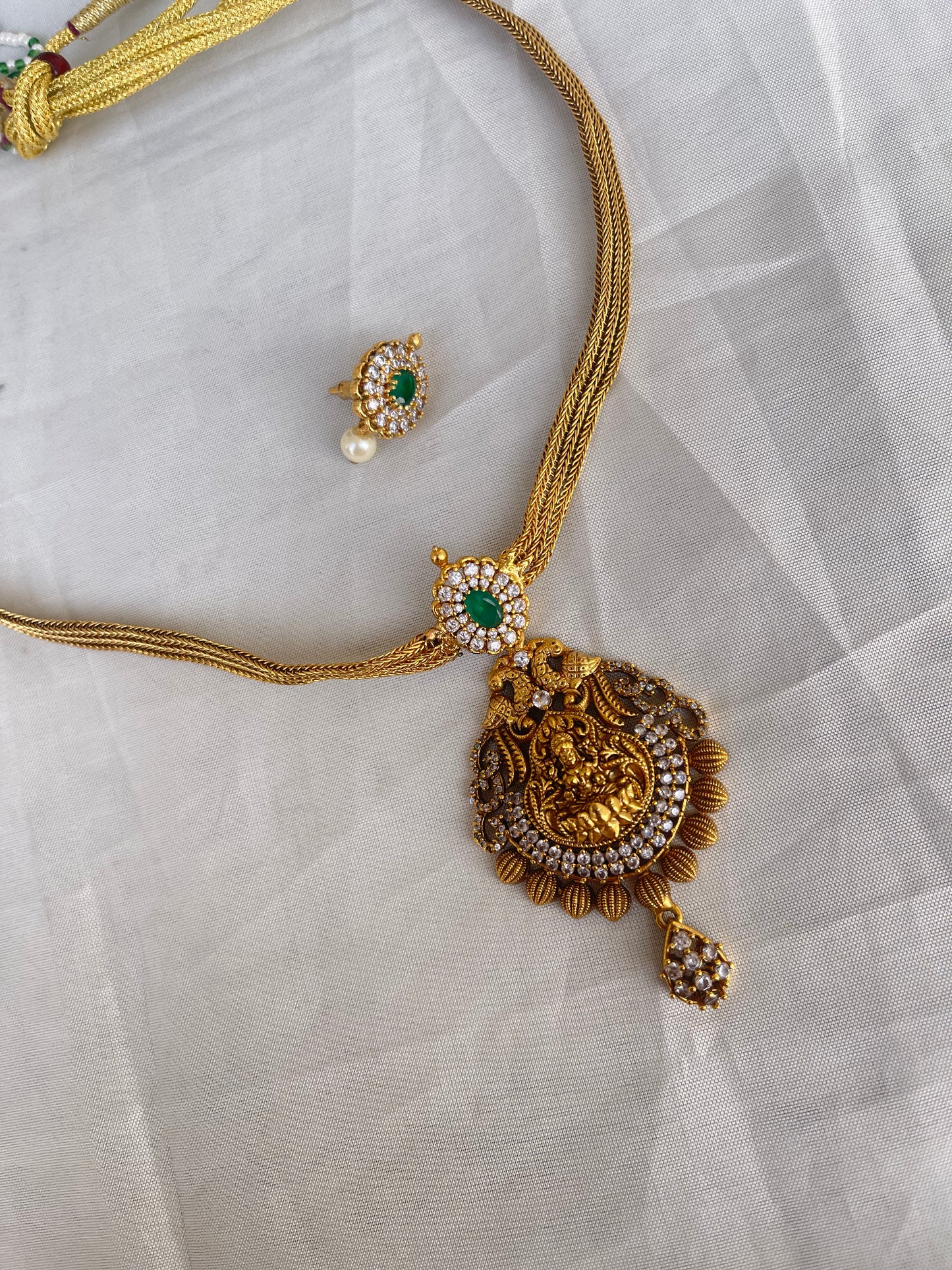 Naan chain with pendent and earrings