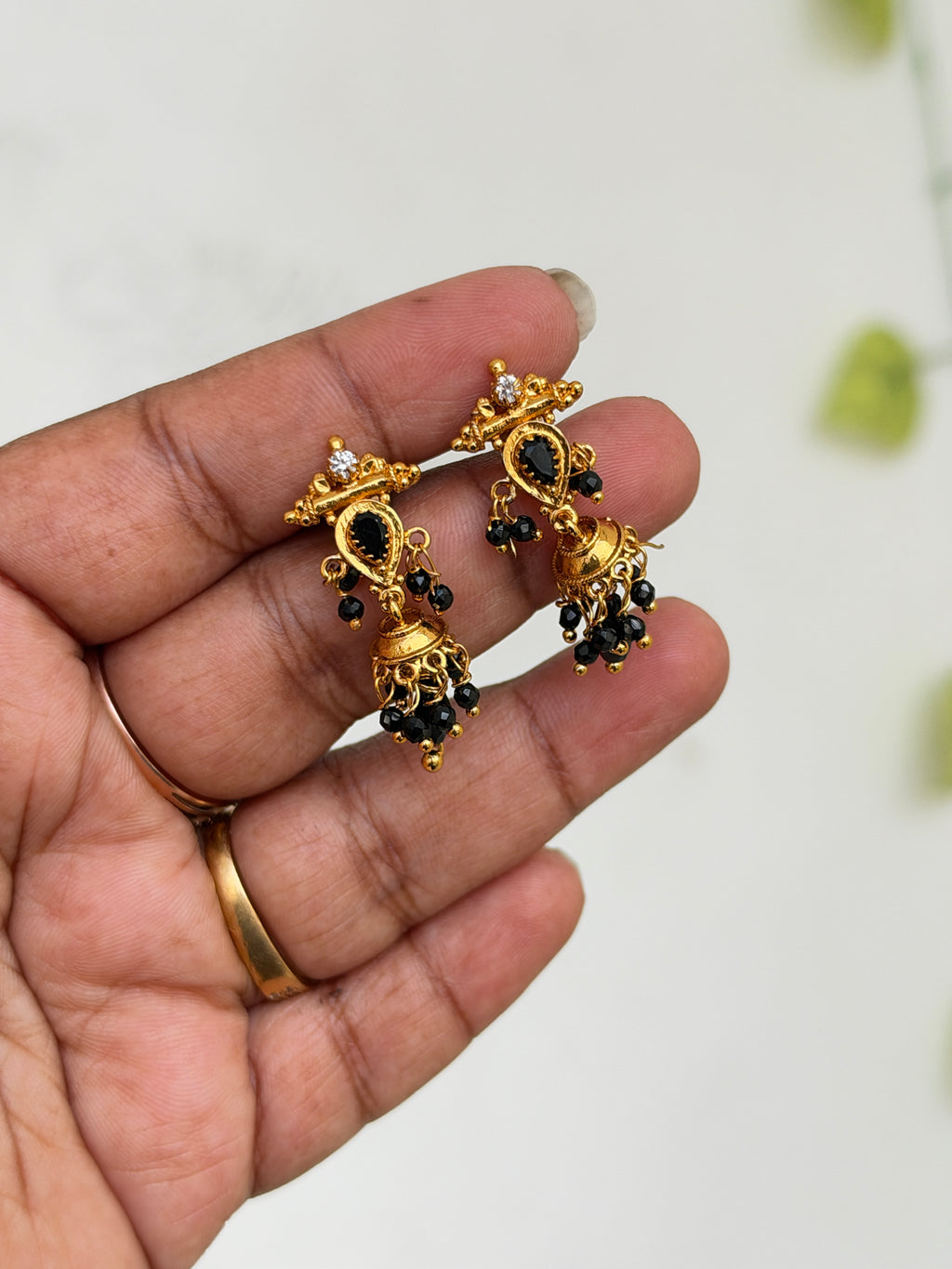 Er924 small butta black bead with back screw earrings