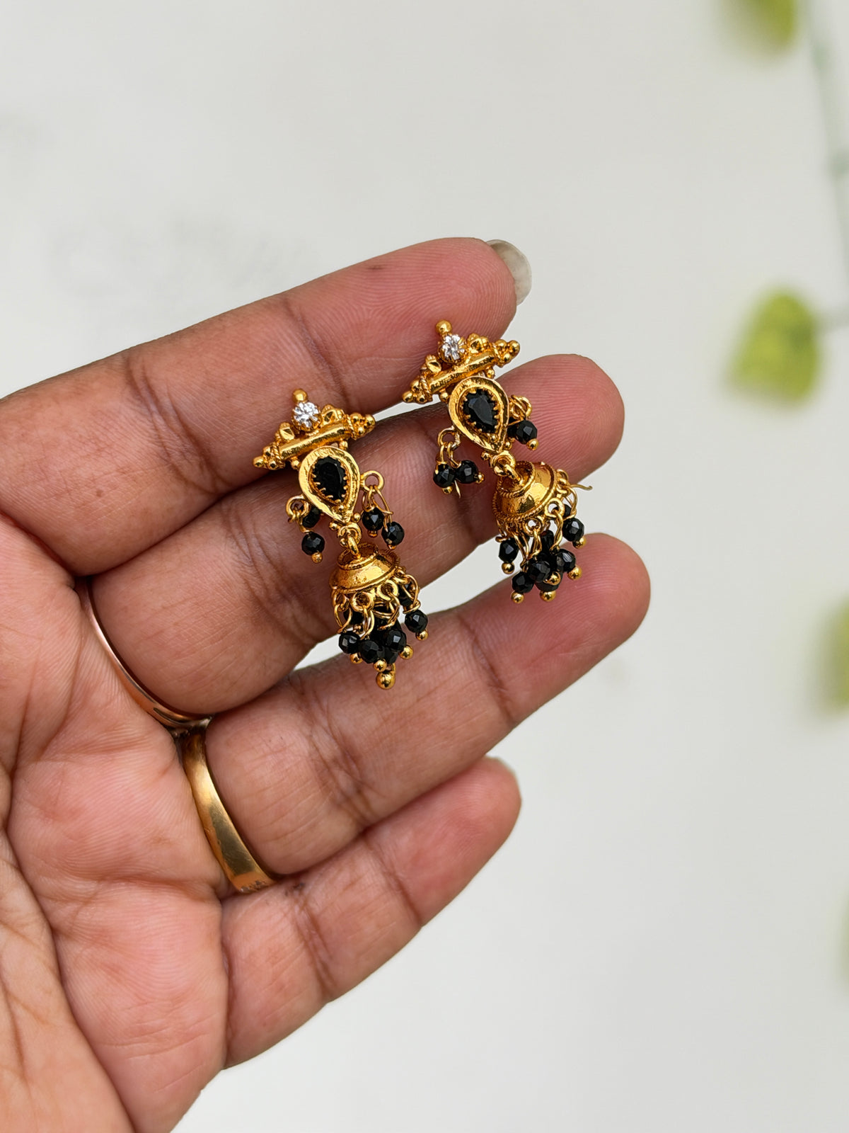 Er924 small butta black bead with back screw earrings