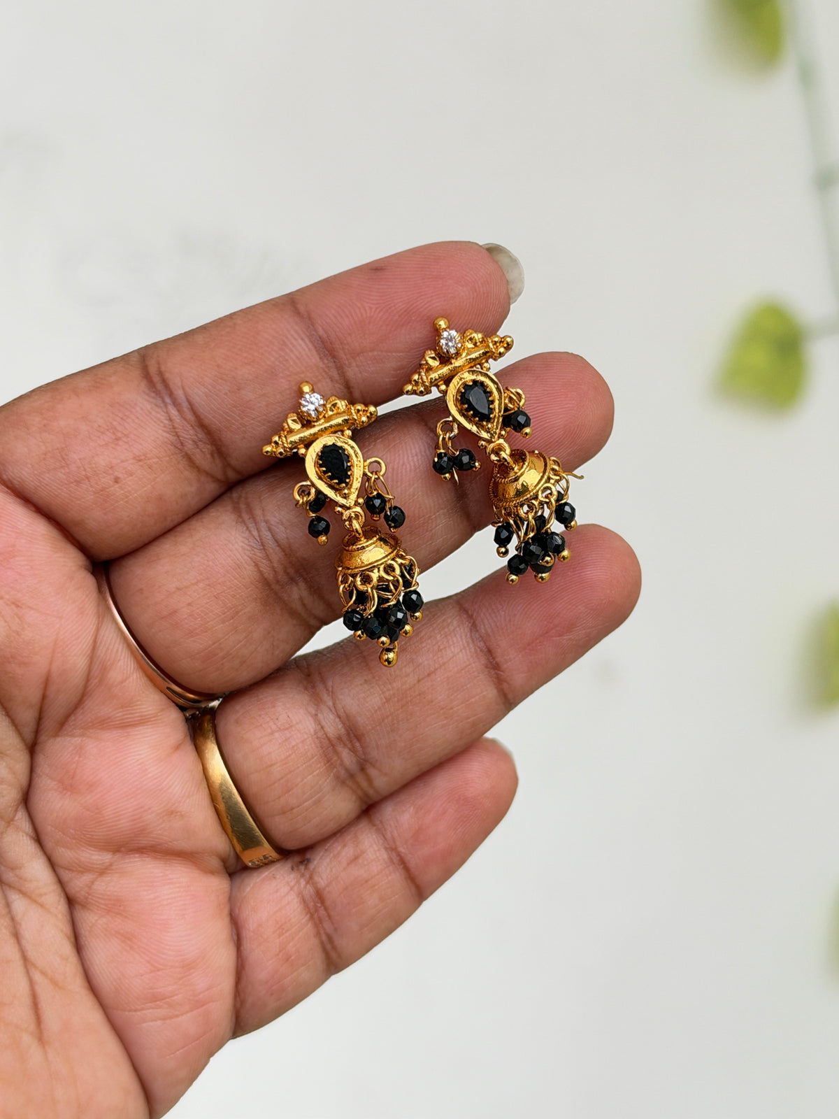 Er924 small butta black bead with back screw earrings