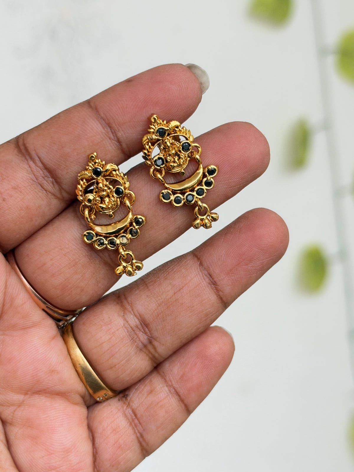Er922 lakshmidevi black stone hanging back screw earrings