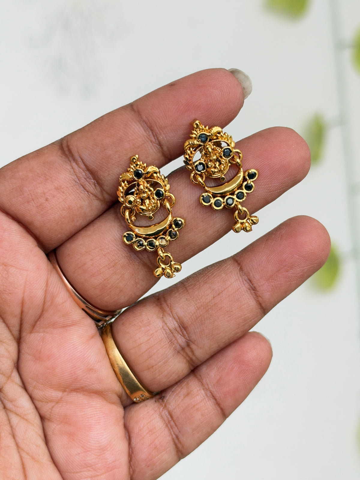 Er922 lakshmidevi black stone hanging back screw earrings